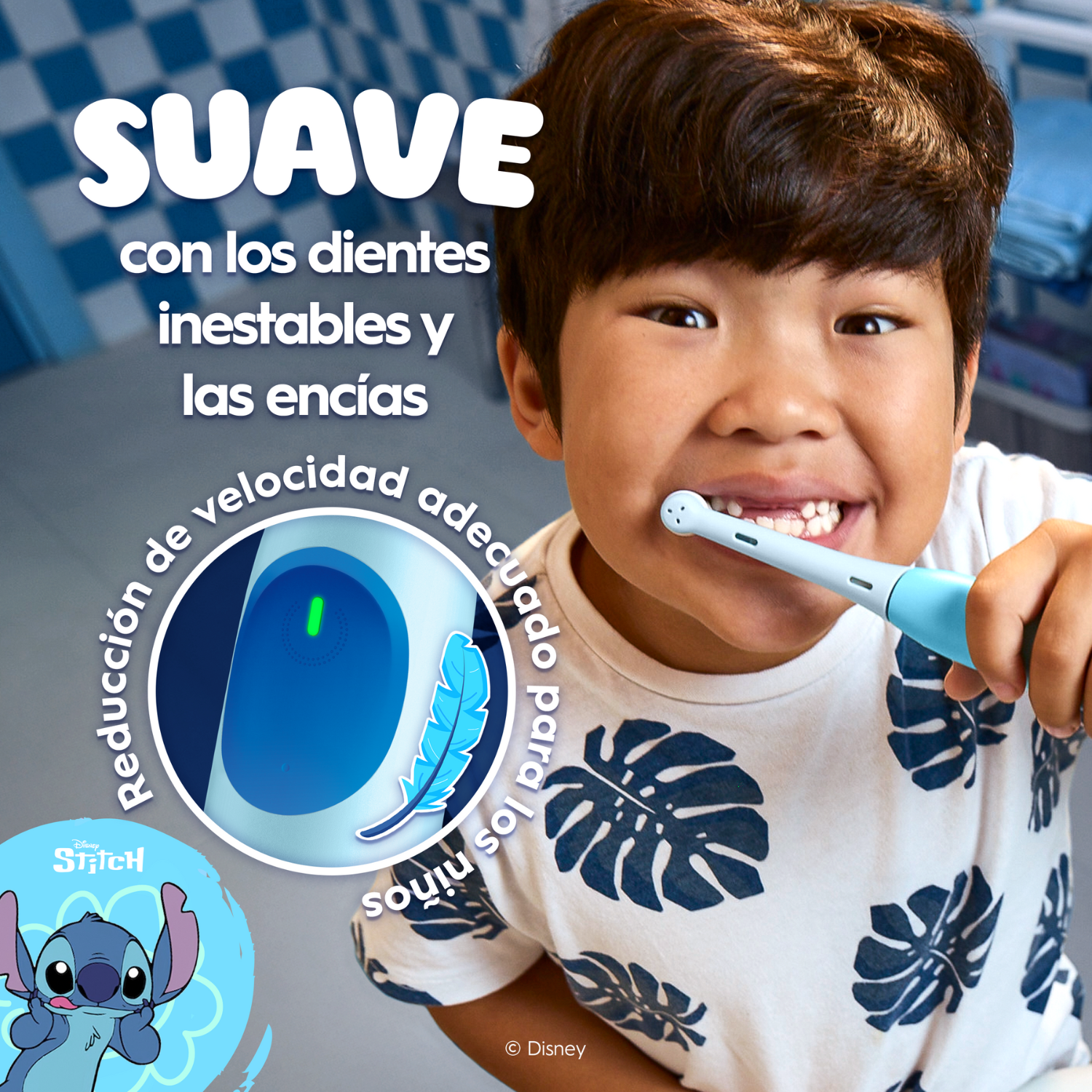 Un niño se cepilla los dientes con un cepillo de dientes azul. La imagen incluye texto sobre el cepillado suave para encías sensibles. Stitch está en la esquina.
