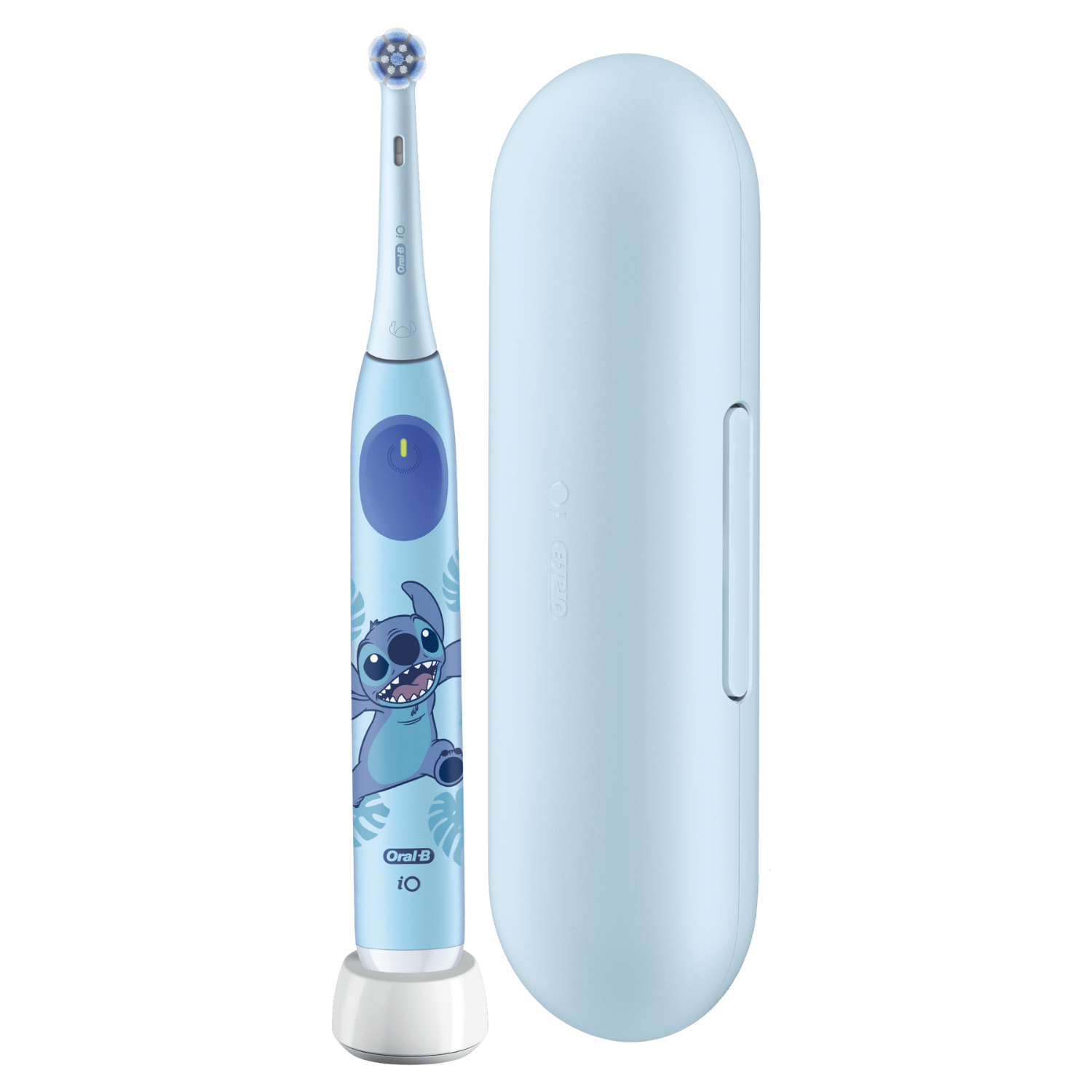 Un cepillo de dientes eléctrico Oral-B iO azul claro con diseño de Stitch, una base de carga y un estuche de viaje a juego sobre fondo negro.