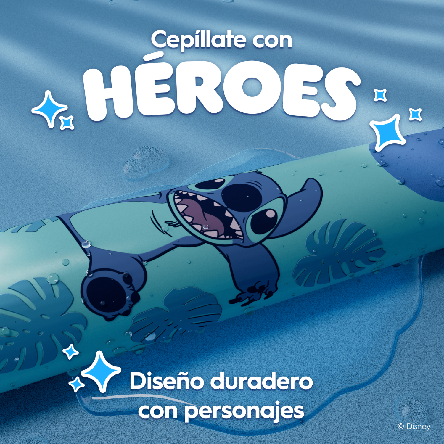 Un cepillo de dientes azul y verde con un diseño del personaje Stitch. El fondo es azul acuoso con el texto 'Heroes'.