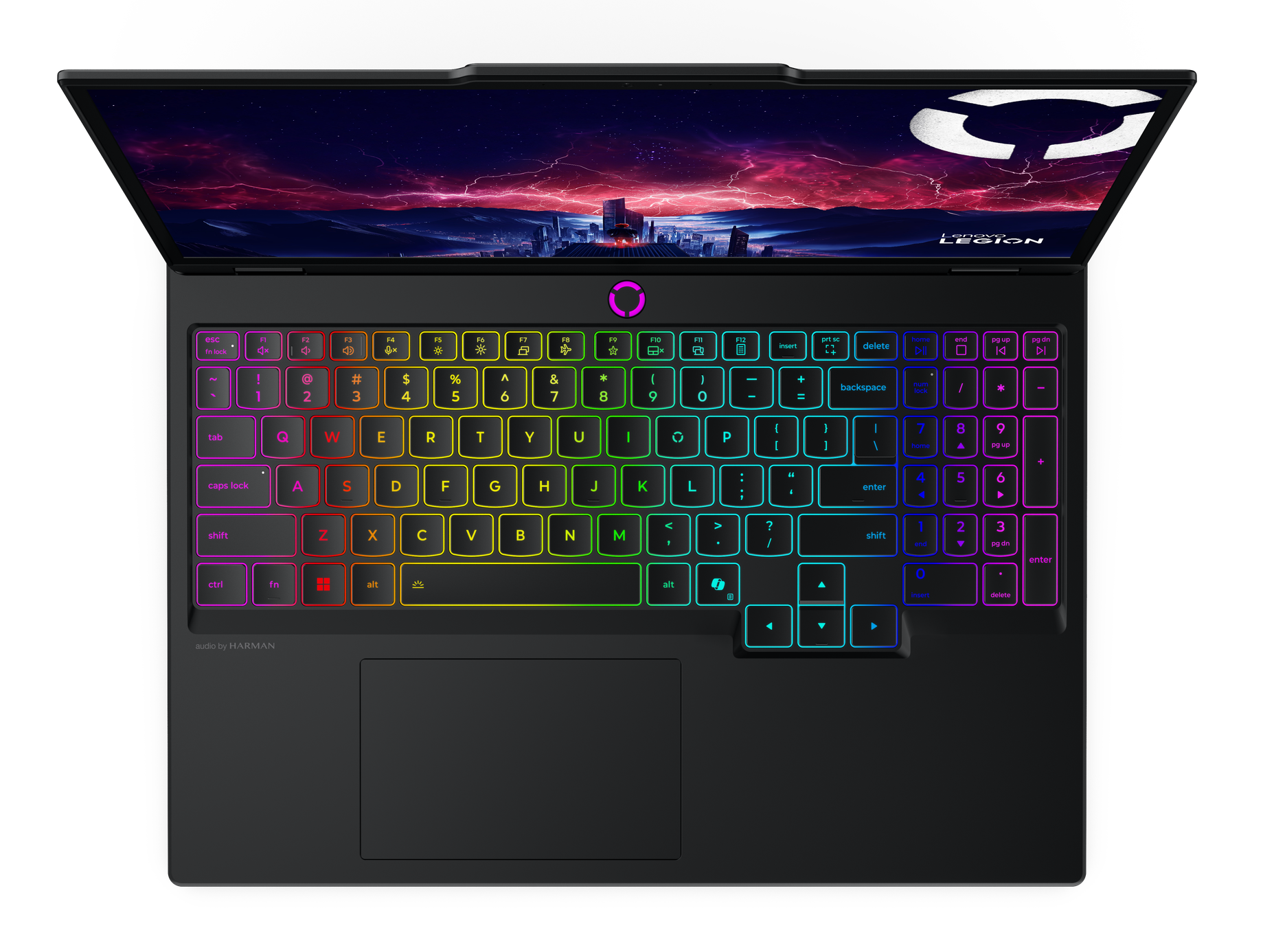 Klawiatura laptopa z tęczowym podświetleniem. Ekran pokazuje miasto pod czerwonym i fioletowym nocnym niebem.