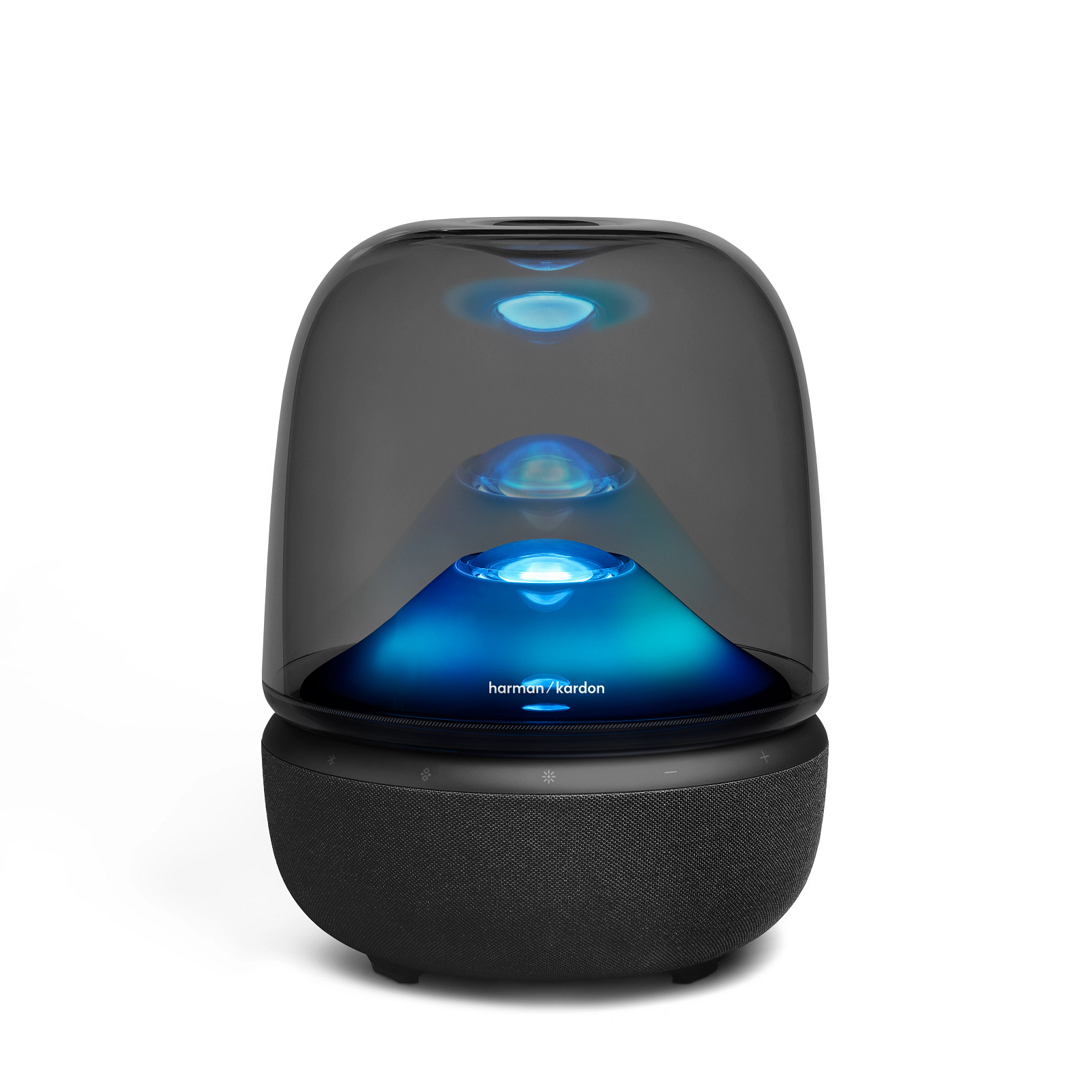 Egy Harman Kardon hangszóró fekete alappal és átlátszó kupolával. A kupolában kék fények vannak, a márkanév látható.