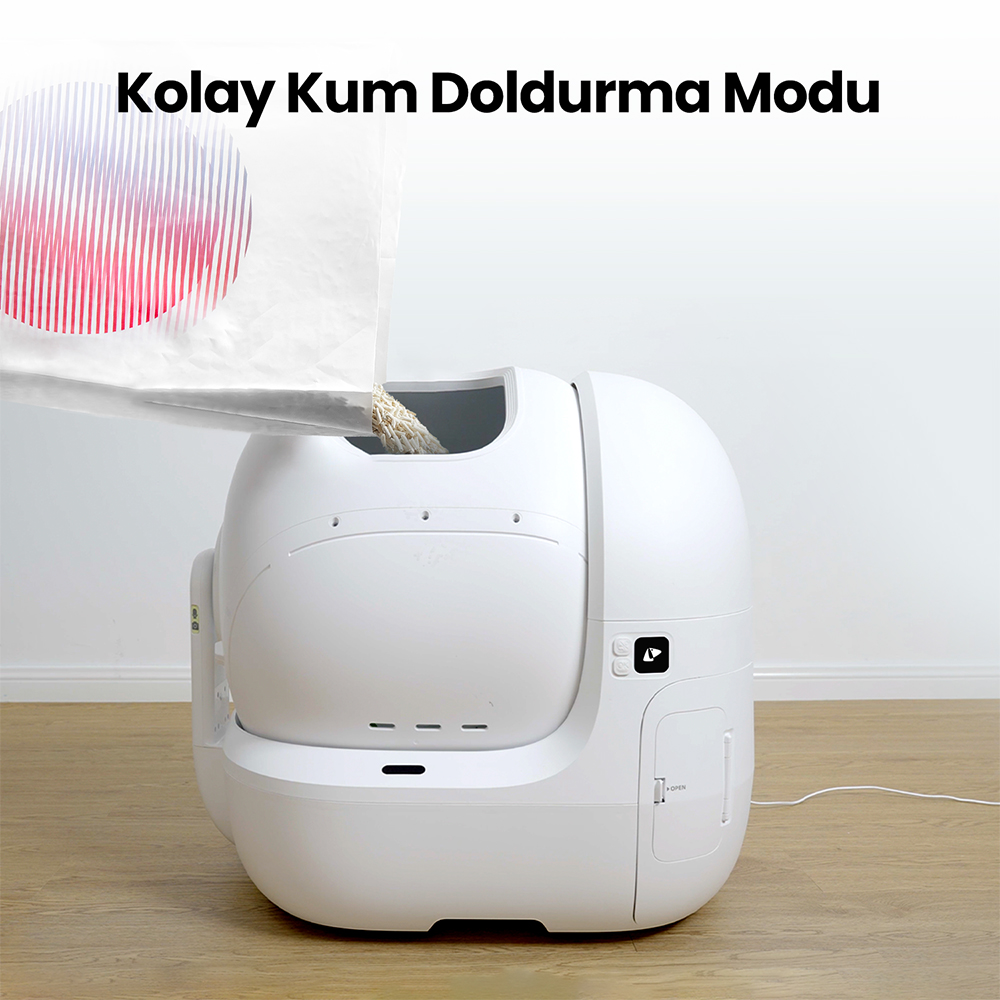 Beyaz bir kedi kumu kabı bir torbadan kumla dolduruluyor. Yukarıdaki metin 'Kolay Kum Doldurma Modu' diyor.