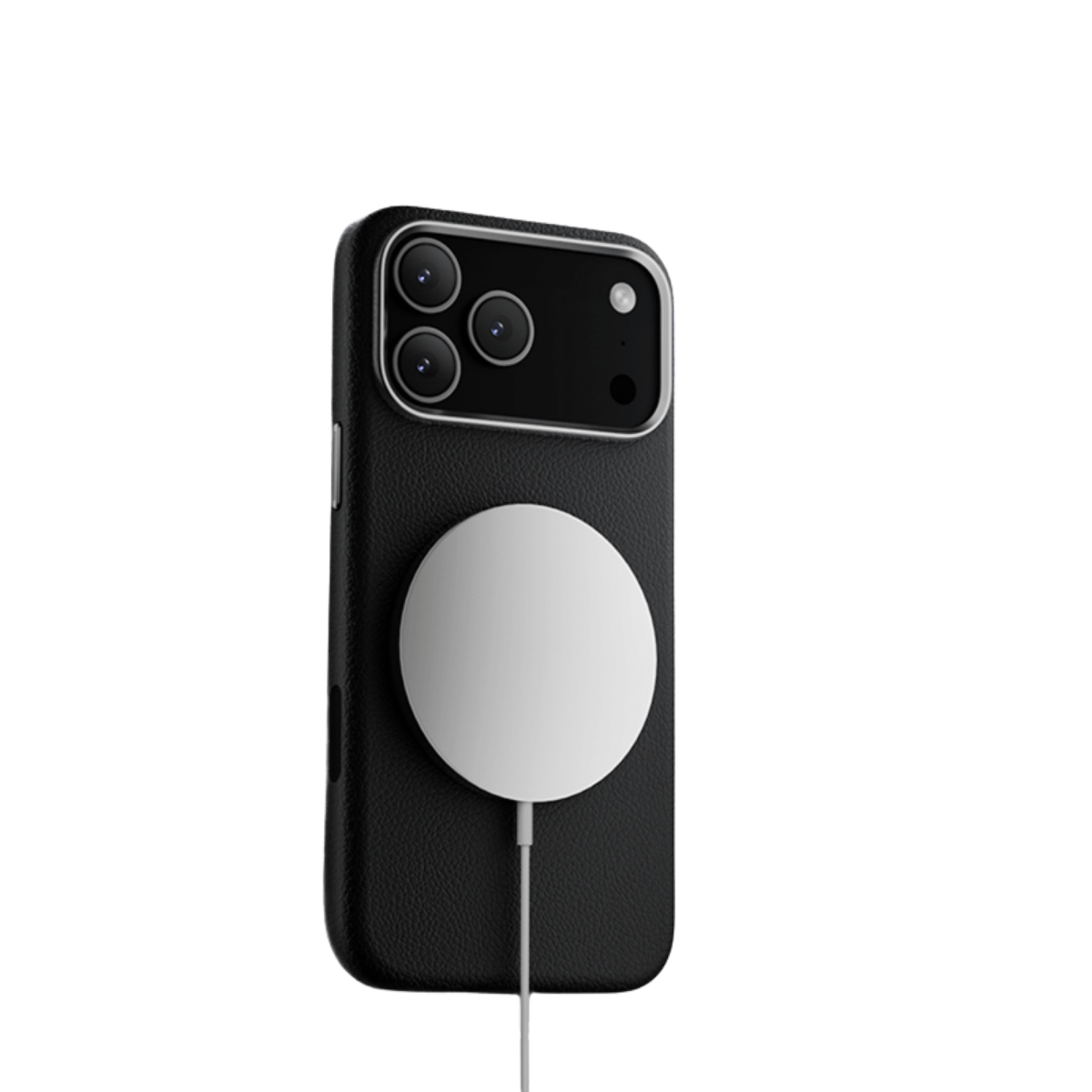 Beyaz MagSafe şarj cihazı takılı siyah bir iPhone. Telefonda üç kamera var. Arka plan siyah.