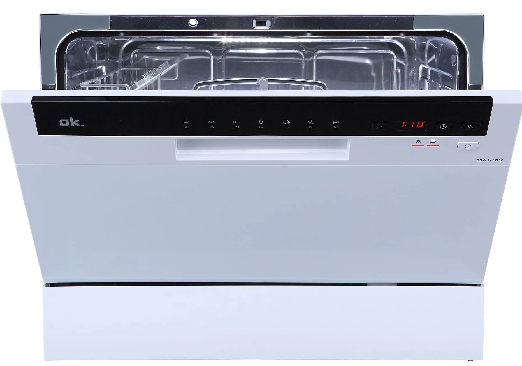 Biała zmywarka z otwartymi drzwiami. Elementy sterujące obejmują opcje programu i wyświetlacz cyfrowy z godziną. Widoczna jest nazwa marki 'ok'.