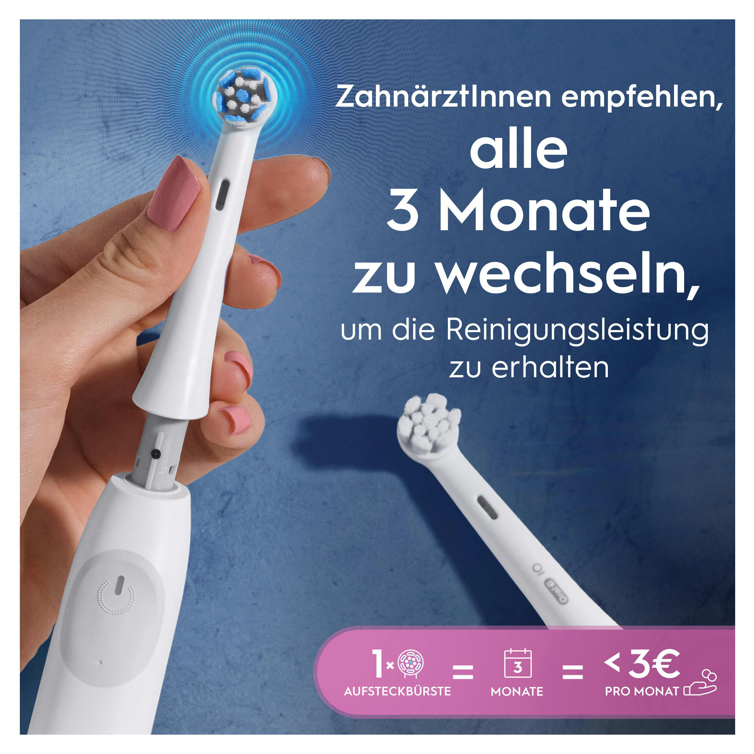 Eine Hand hält einen Zahnbürstenkopf. Text besagt, dass Zahnärzte empfehlen, den Kopf alle 3 Monate zu wechseln.