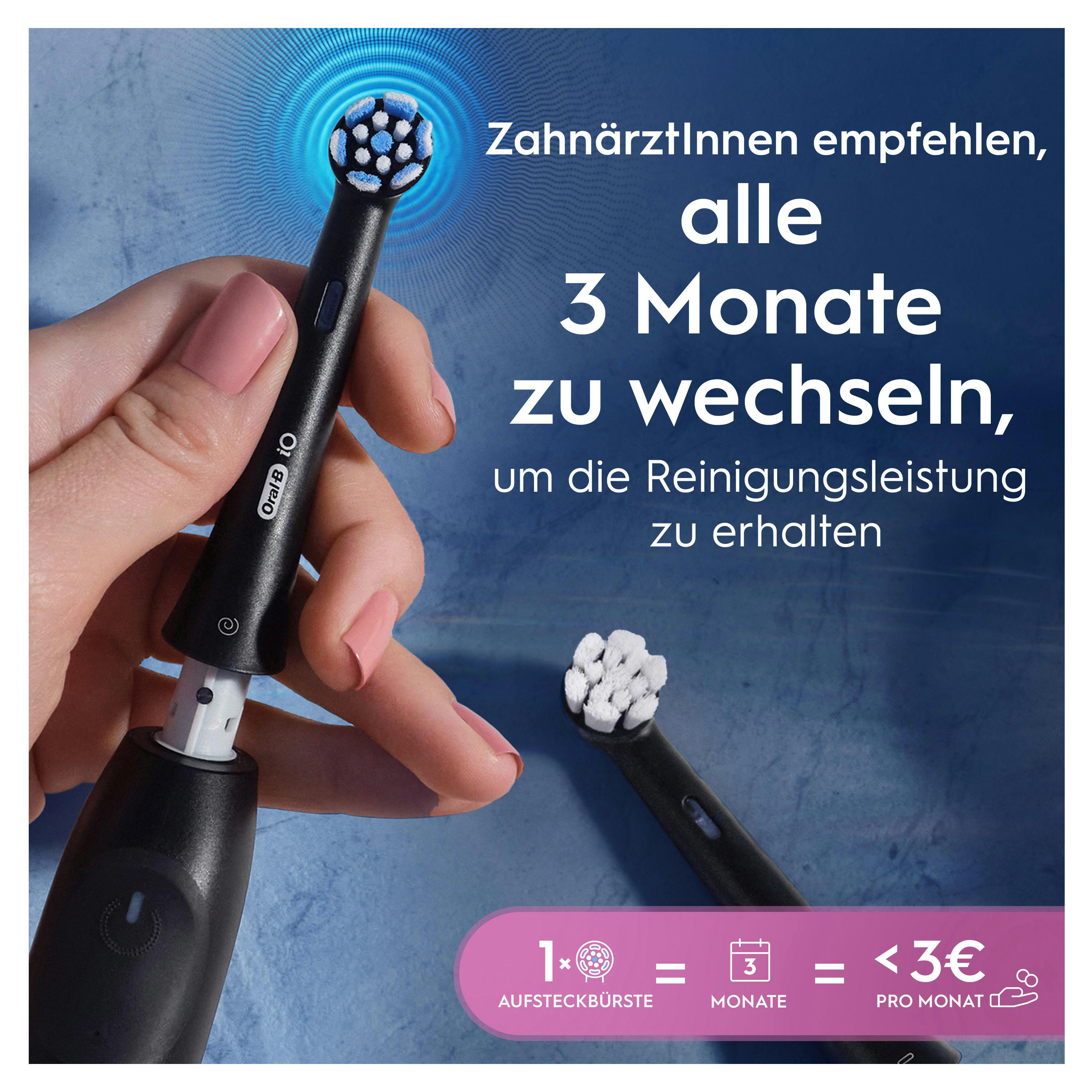 Hand, die eine elektrische Zahnbürste von Oral-B hält. Text empfiehlt den Austausch des Bürstenkopfs alle 3 Monate.