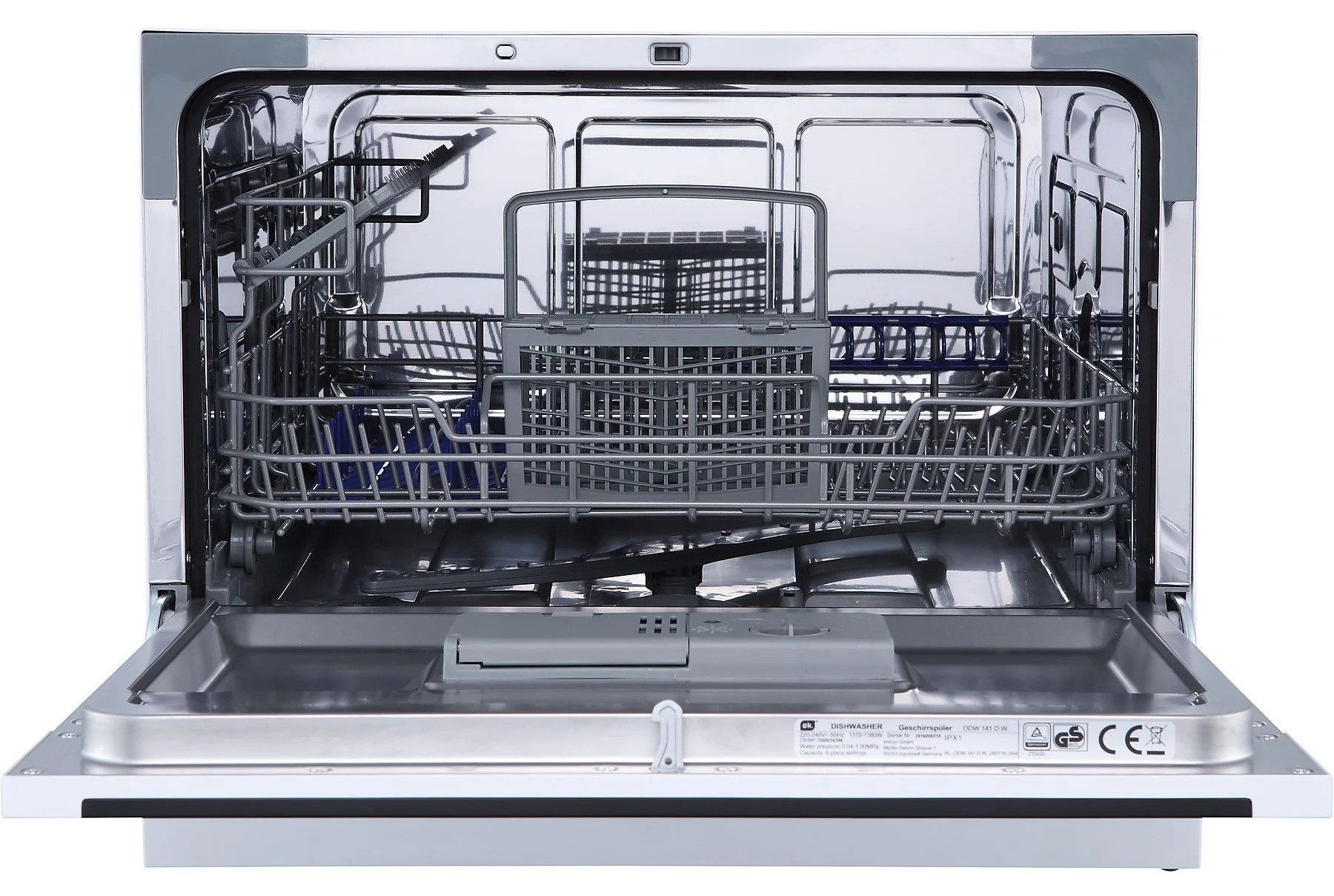 Otwarty wnętrze zmywarki z koszami, ramionami natryskowymi i dozownikiem detergentu. Wnętrze i drzwi ze stali nierdzewnej. Nowoczesne urządzenie.