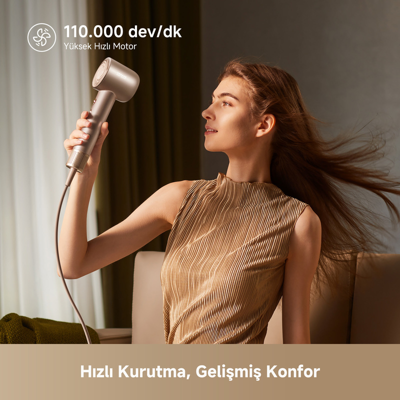 Gümüş bir saç kurutma makinesi kullanan bir kadın. Altın bir elbise giyiyor. Üstte yüksek hızlı motor yazıyor. Altta hızlı kurutma yazıyor.