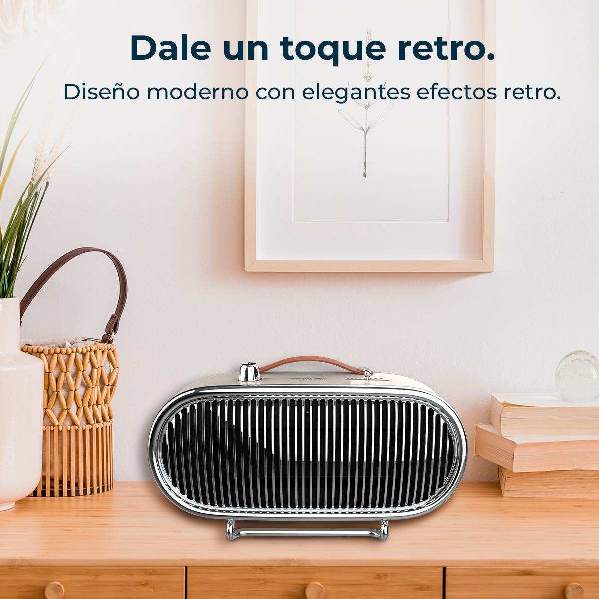 Un ventilador de estilo retro se encuentra sobre una superficie de madera. También se ven un marco y una cesta de mimbre con asa.