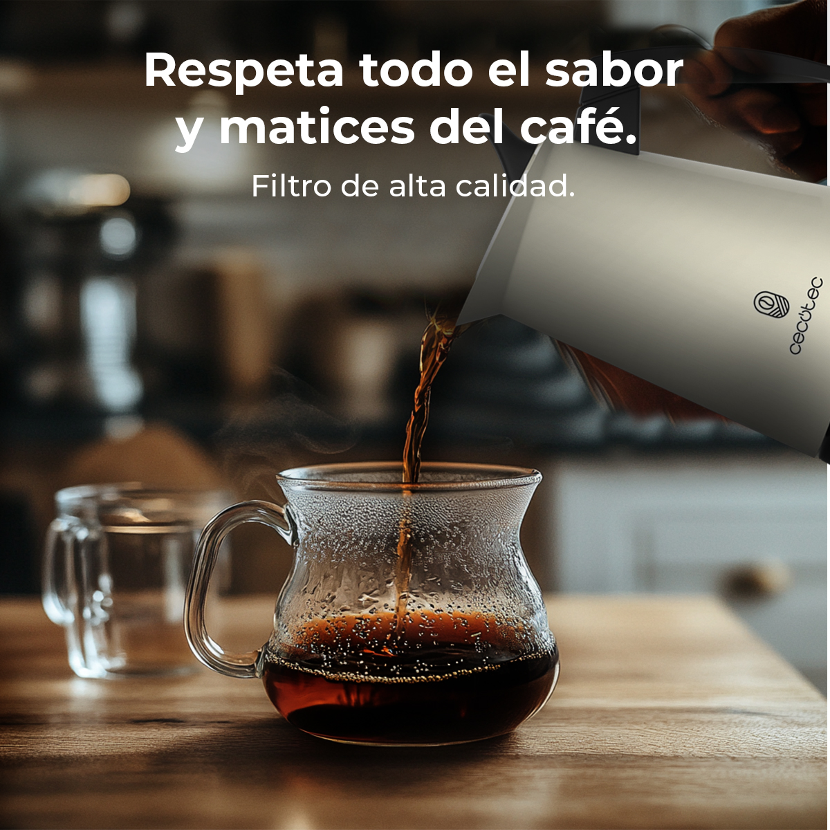 Café vertiéndose de una jarra blanca a una taza de vidrio. Sube vapor. Un frasco de vidrio transparente está en la mesa de madera.