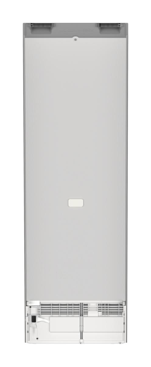 Ein weißer Kühlschrank mit grauem Deckel und weißem Griff. Der Boden hat Lüftungsschlitze und einen weißen Sockel. Der Hintergrund ist weiß.