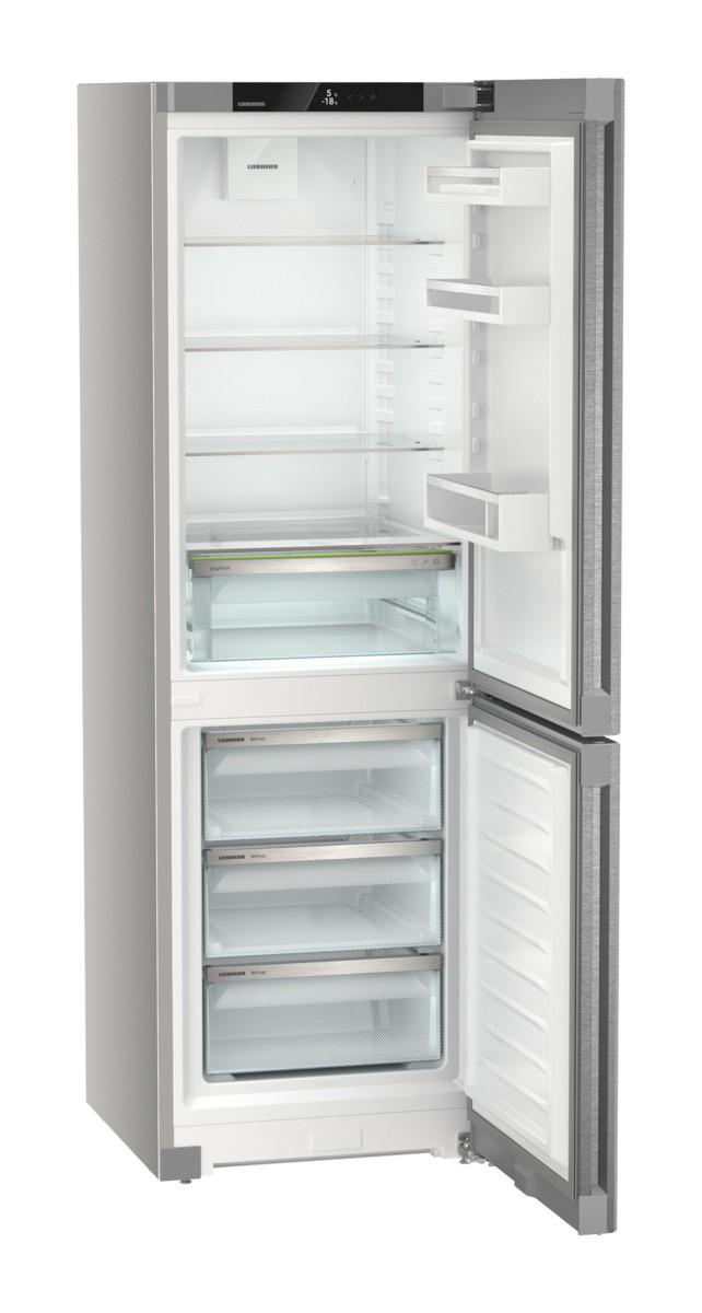 Ein silberner Kühlschrank mit geöffneten Türen. Der obere Teil ist ein Kühlschrank mit Regalen. Der untere Teil hat Gefrierschubladen.