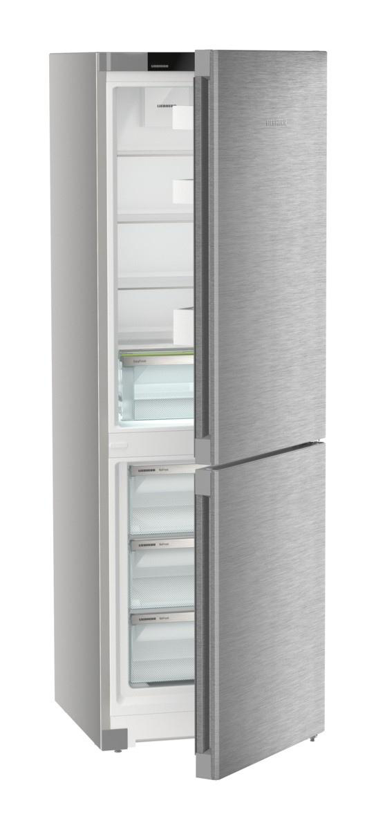 Ein silberner Liebherr-Kühlschrank mit offener Tür, die Regale und Schubladen zeigt. Der Kühlschrank hat ein Edelstahl-Finish.