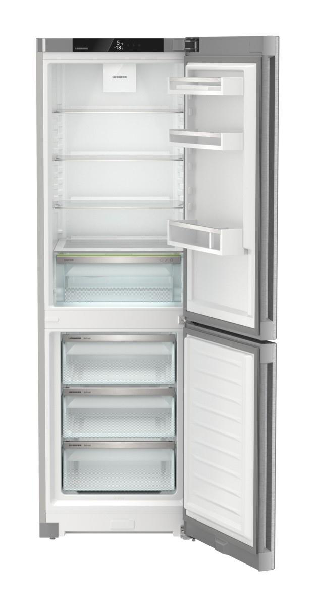 Ein moderner, geöffneter Kühlschrank. Die Gefriertür ist geöffnet. Im Inneren befinden sich Regale und Schubladen zur Aufbewahrung von Lebensmitteln.