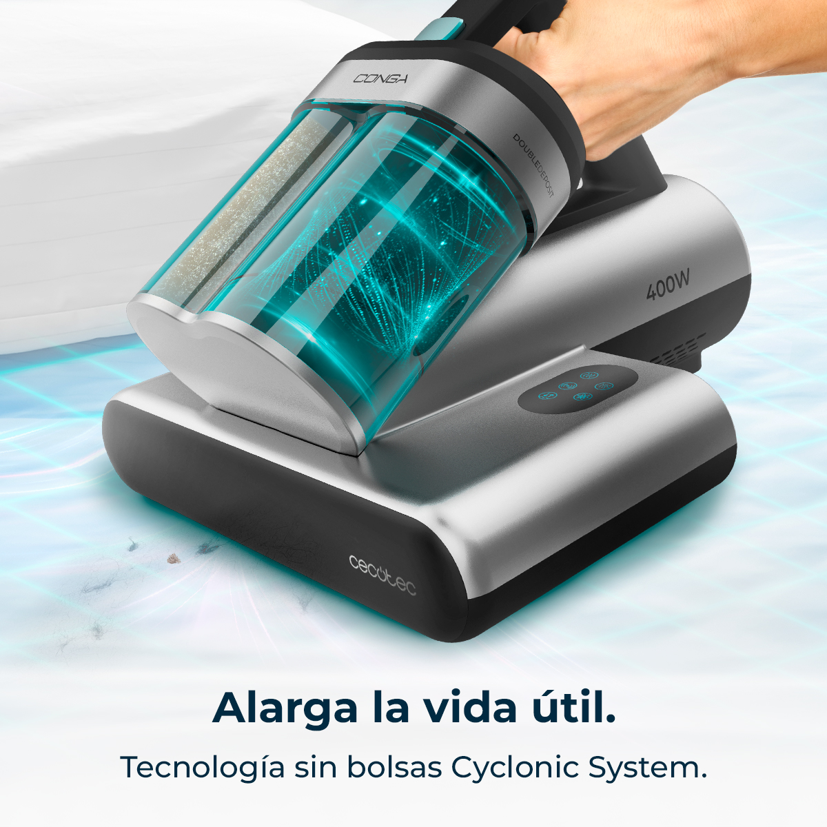 Una aspiradora plateada y negra es sostenida por una mano. Tiene una sección transparente que muestra componentes.