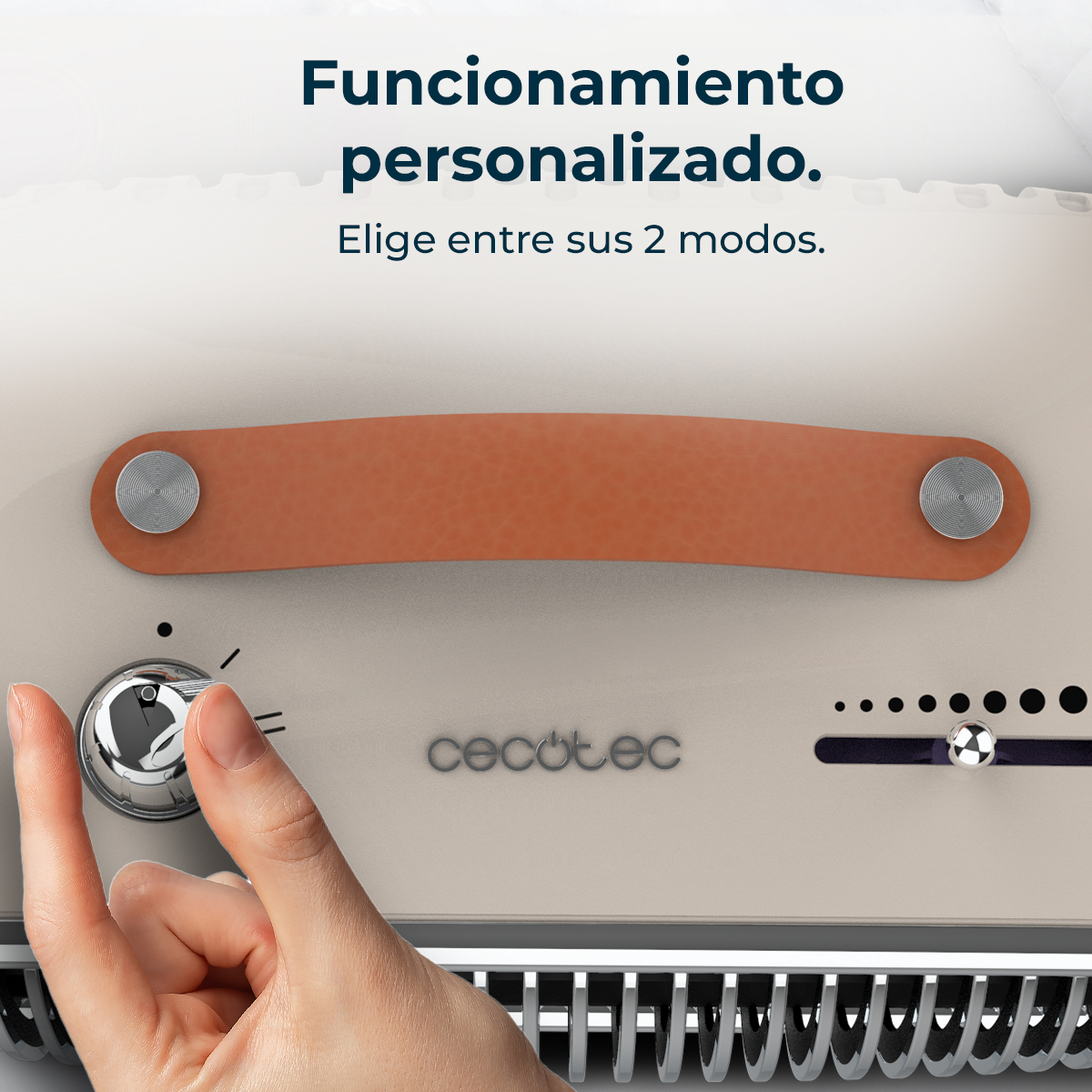Una mano gira un dial en un electrodoméstico color crema. Arriba hay un asa marrón. La marca es visible. El texto en español aparece arriba.