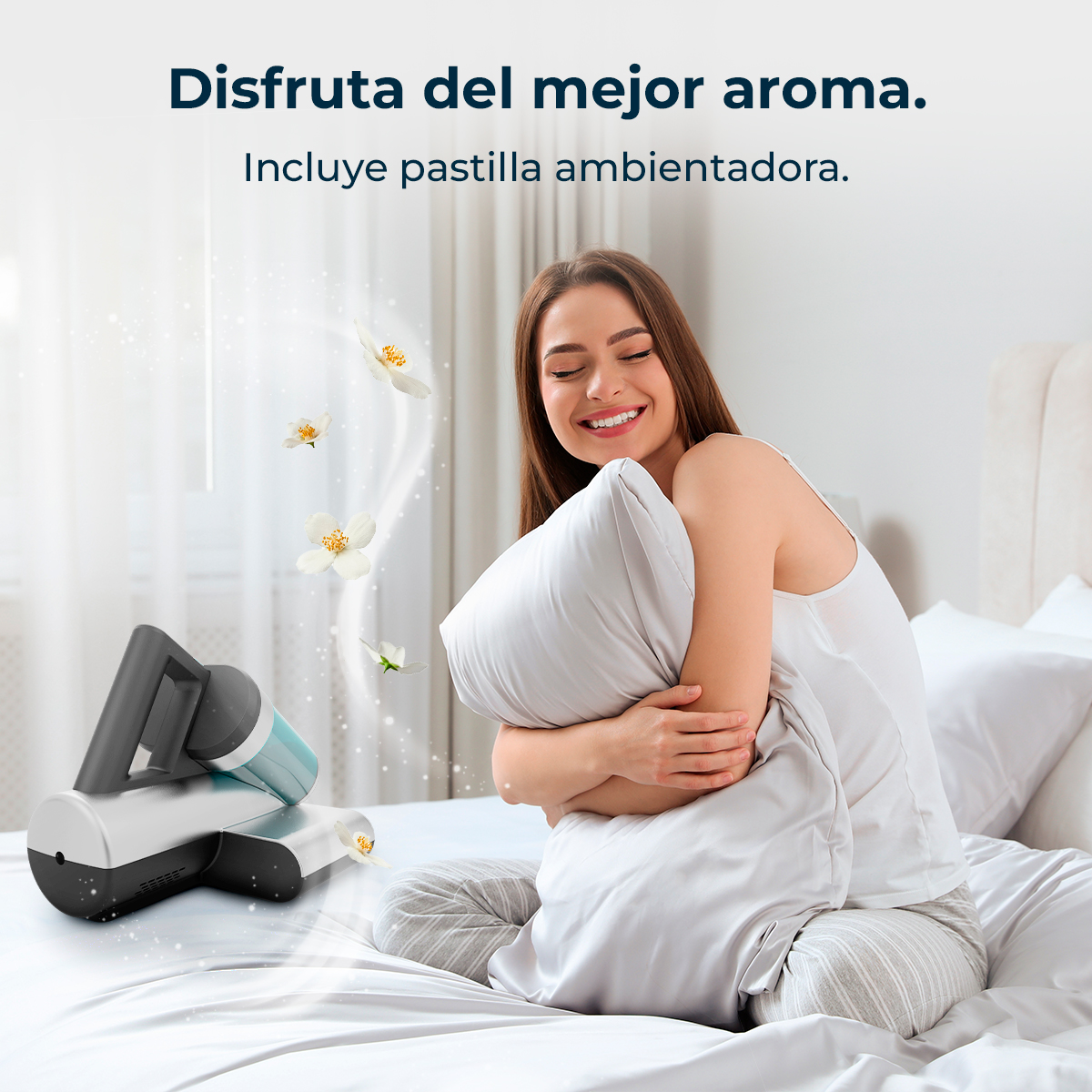Mujer en la cama abrazando almohada, sonriendo. A su lado, un difusor de aromas. Flores y partículas de aroma flotan en el aire.