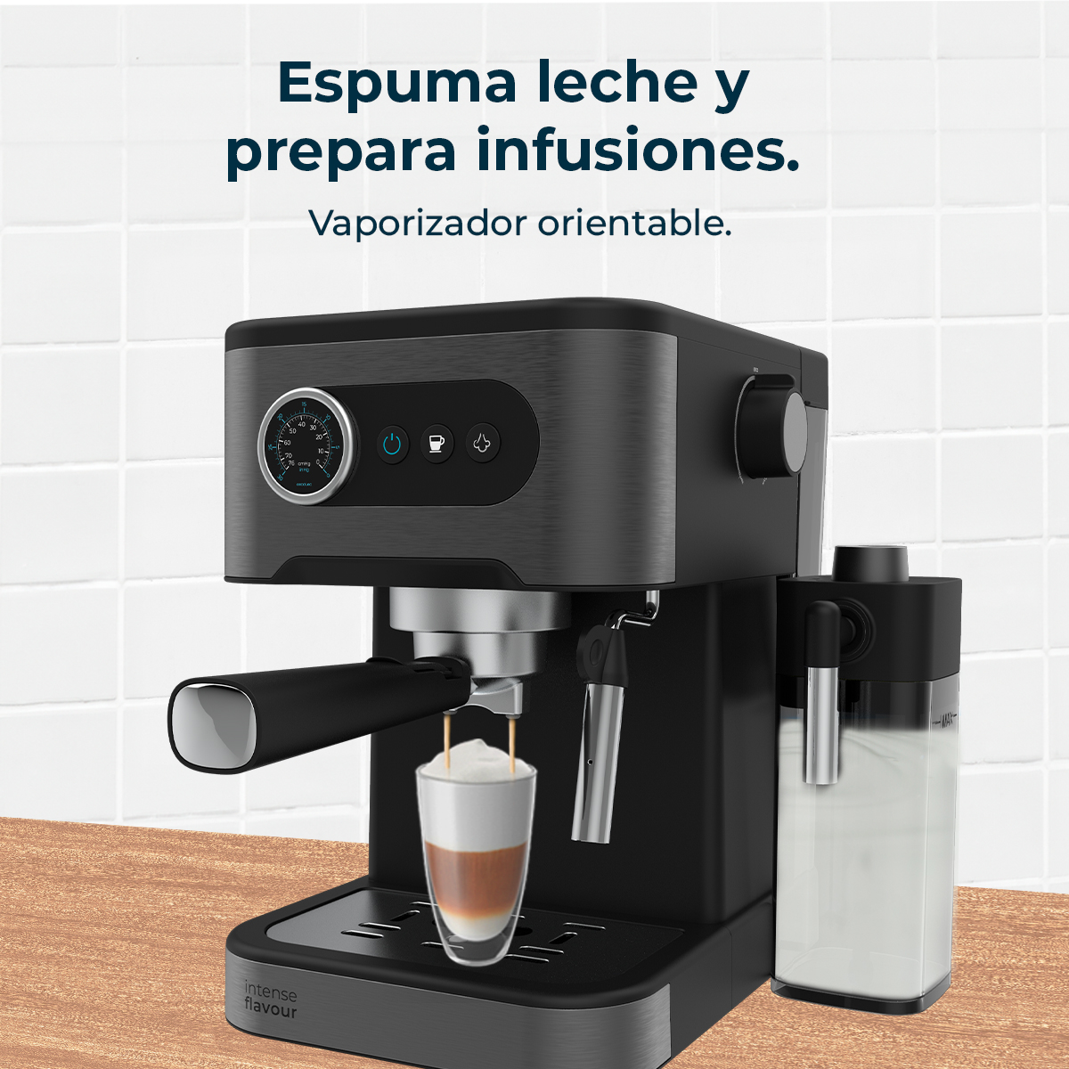 Máquina de espresso negra con espumador de leche. Un vaso de latte está debajo de la boquilla. Fondo de azulejos blancos. Mesa de madera.