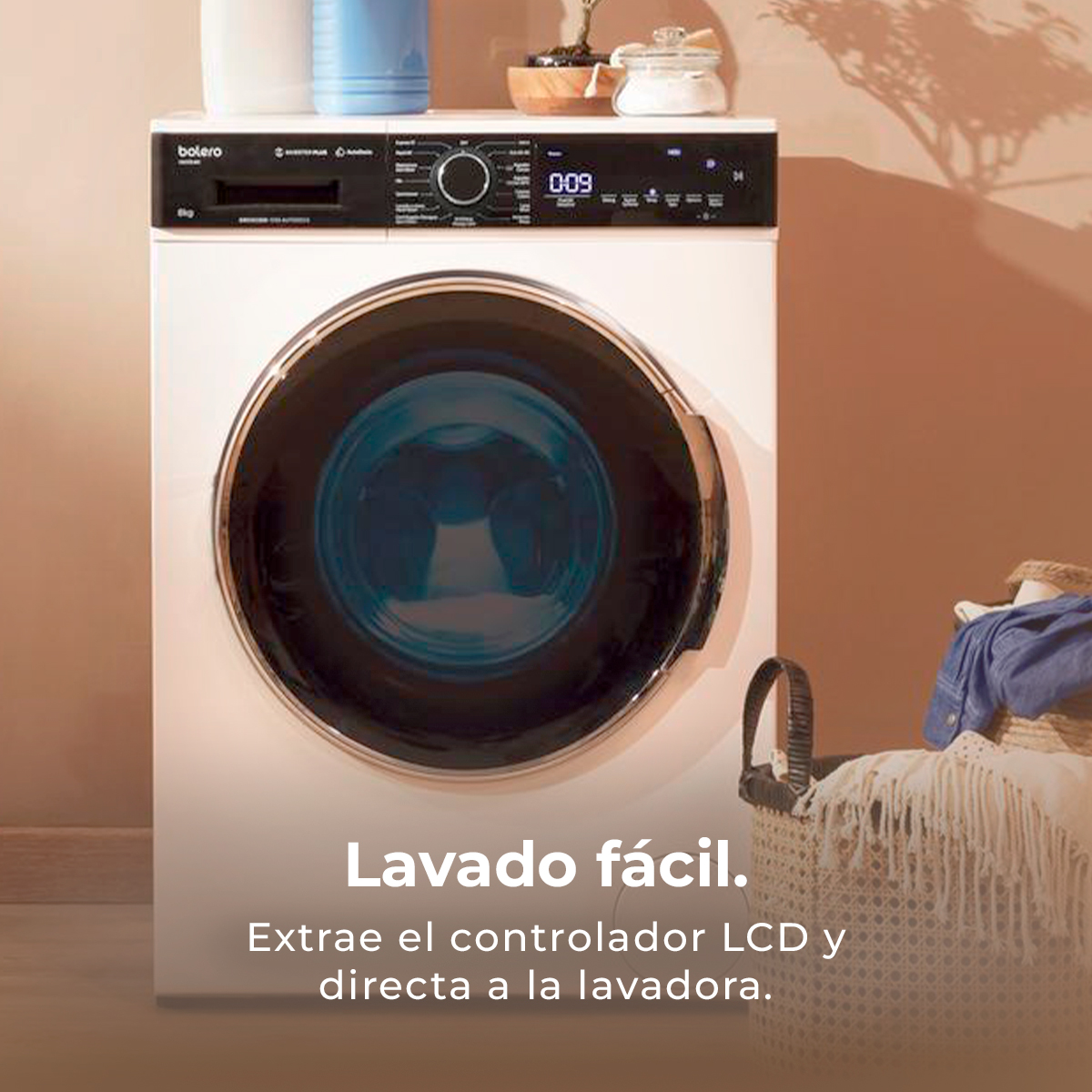 Una lavadora blanca con panel de control negro. El texto dice 'Lavado fácil. Extrae el controlador LCD y directa a la lavadora'.