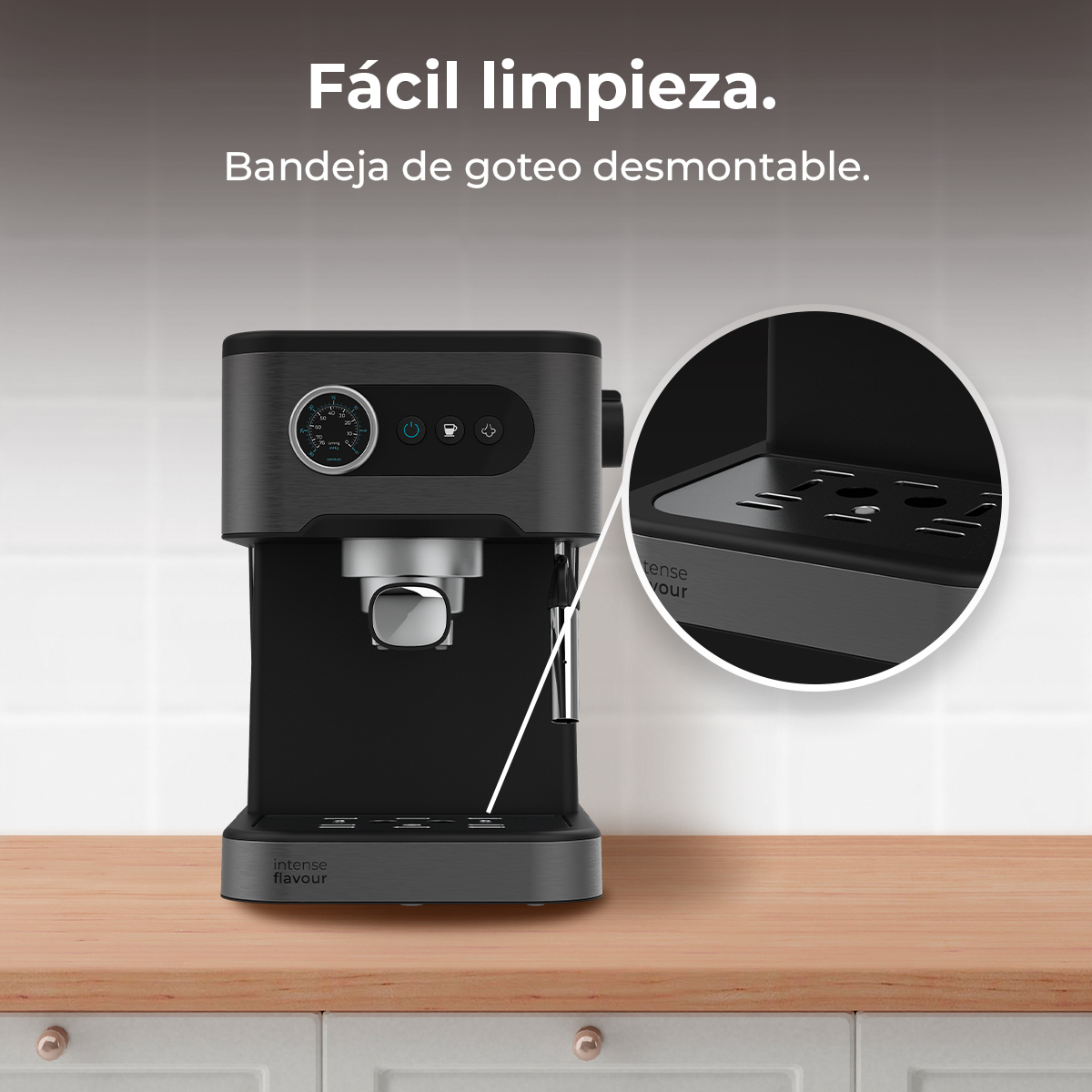 Una máquina de espresso sobre una superficie de madera. Tiene un cuerpo gris oscuro con un medidor, botones y una bandeja de goteo desmontable.