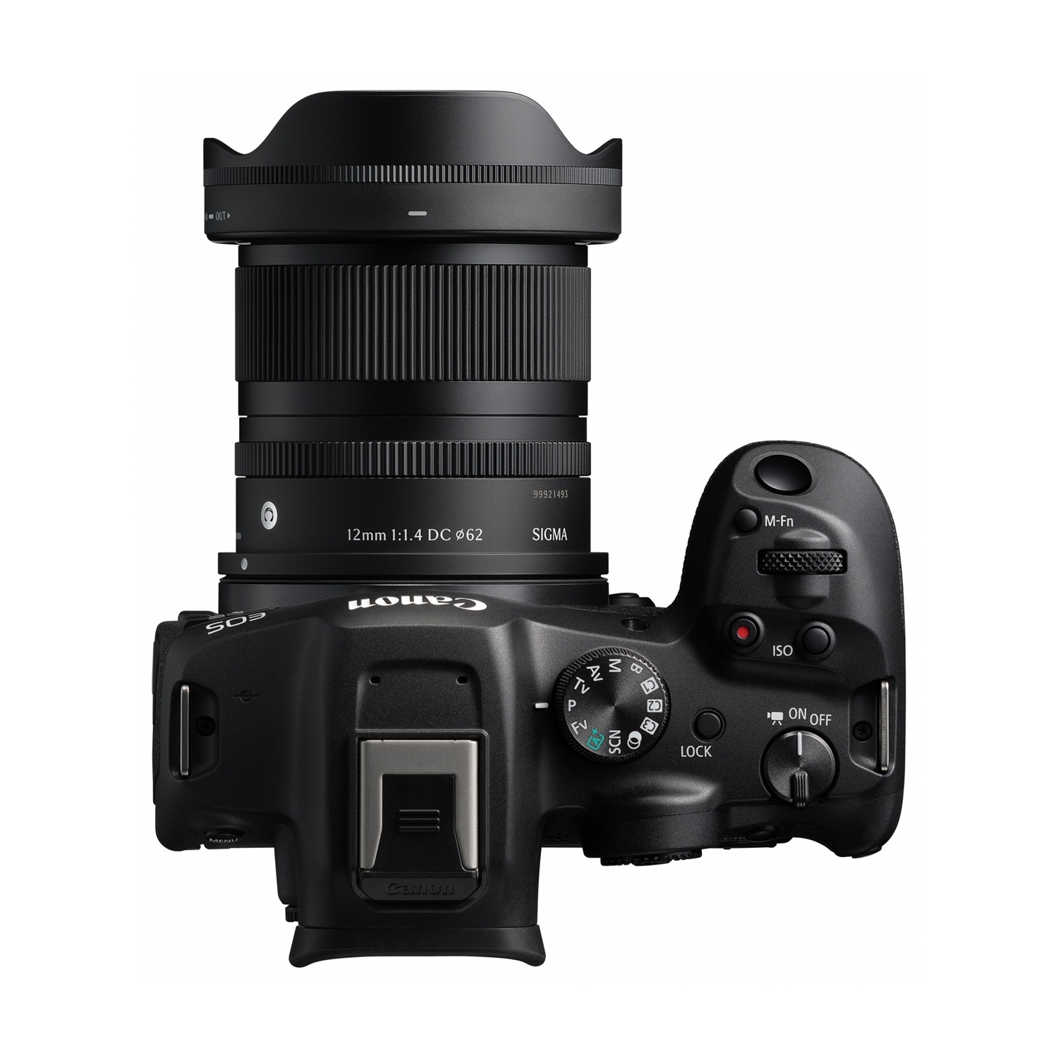 Una fotocamera Canon EOS nera con un obiettivo Sigma, vista dall'alto. Include pulsanti, ghiere e un interruttore di accensione/spegnimento. Su sfondo bianco.