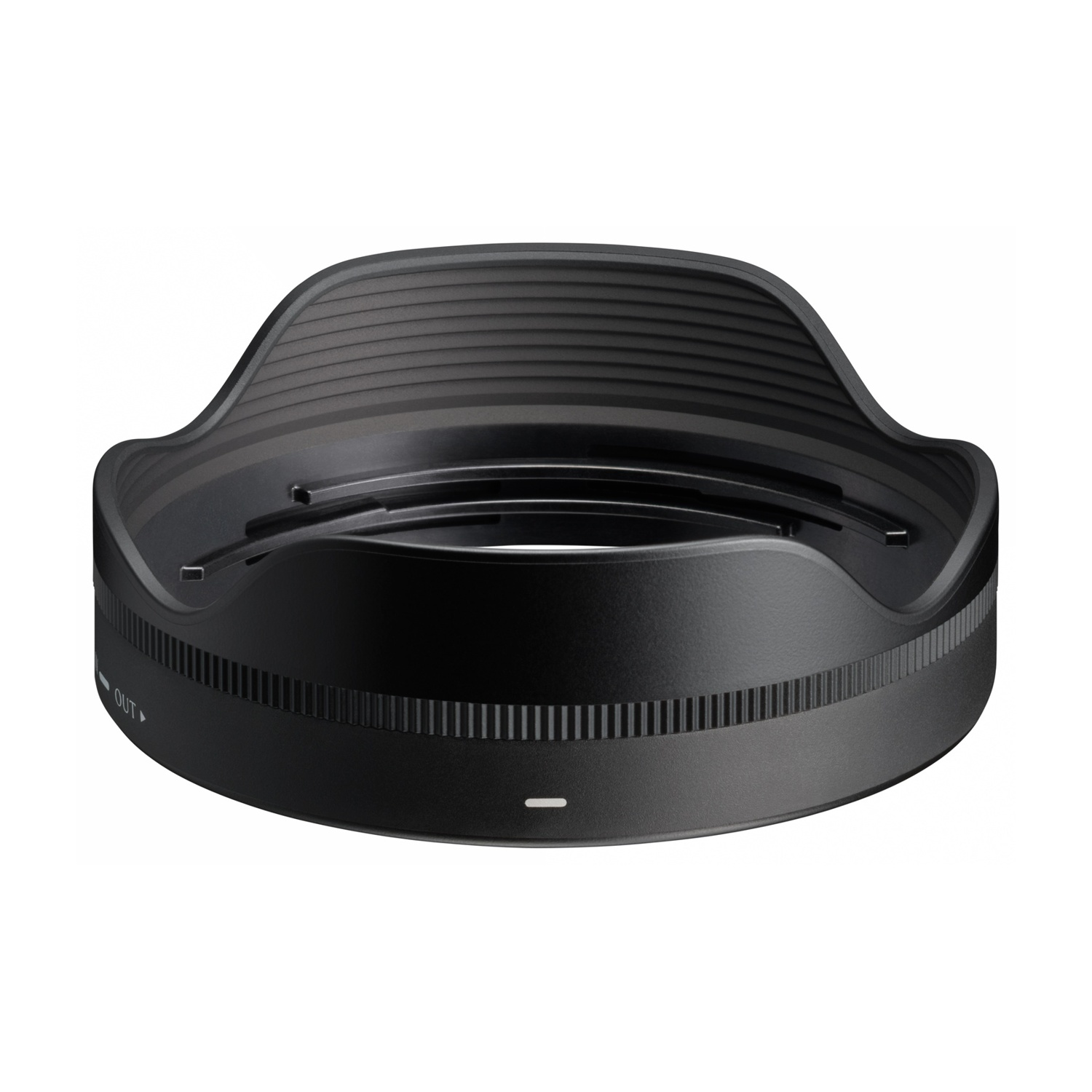 Un paraluce nero, con forma curva. Ha un interno scanalato e una base circolare con la scritta "OUT" stampata.
