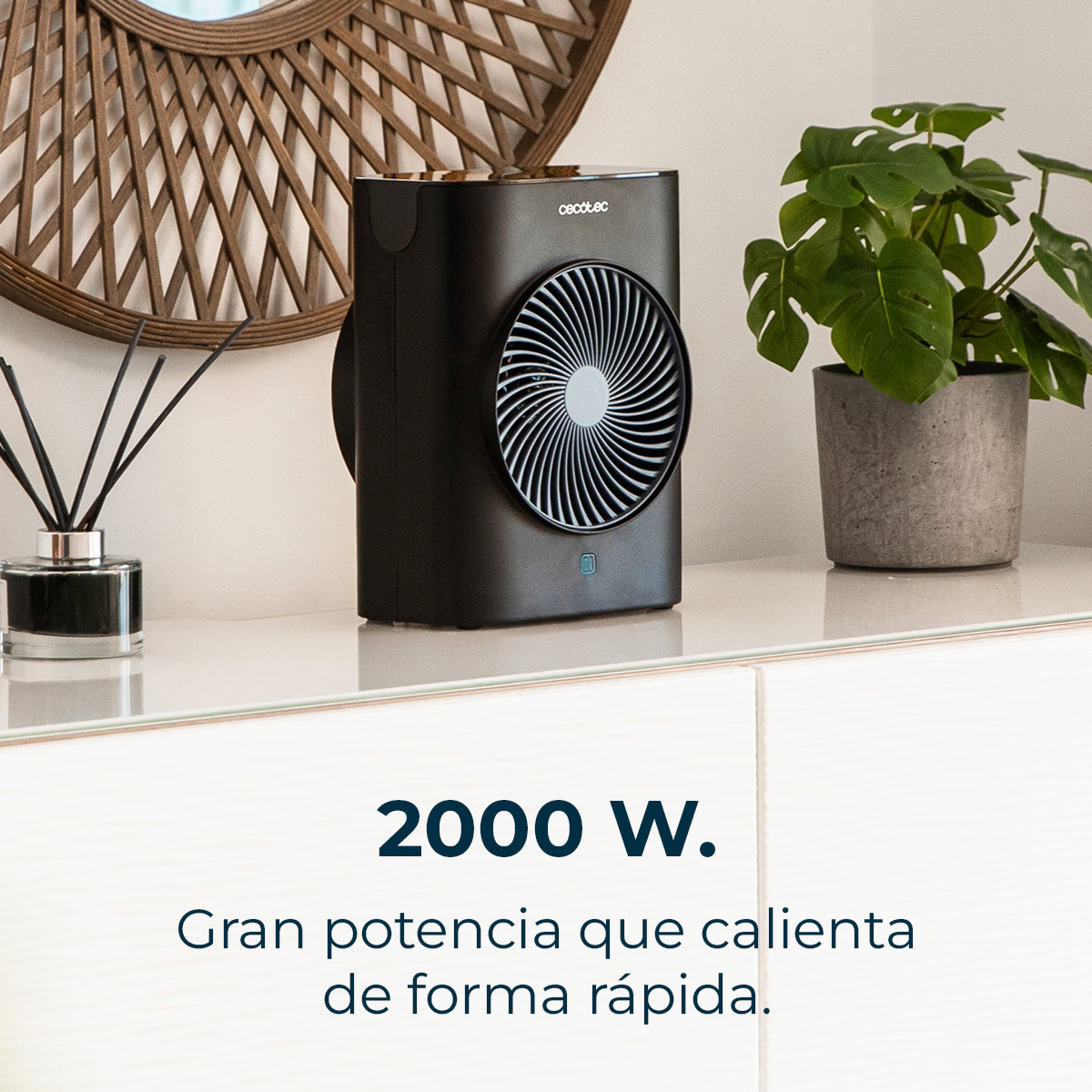 Ventilador negro con diseño en espiral, junto a una planta en maceta y un difusor. El texto dice '2000 W. Gran potencia'.