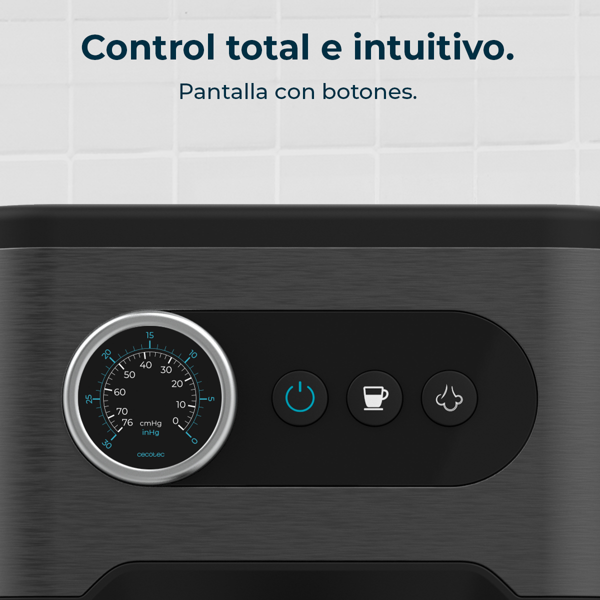 Panel de control negro con un indicador, botón de encendido, icono de taza de café e icono de vapor. El fondo es una pared alicatada.