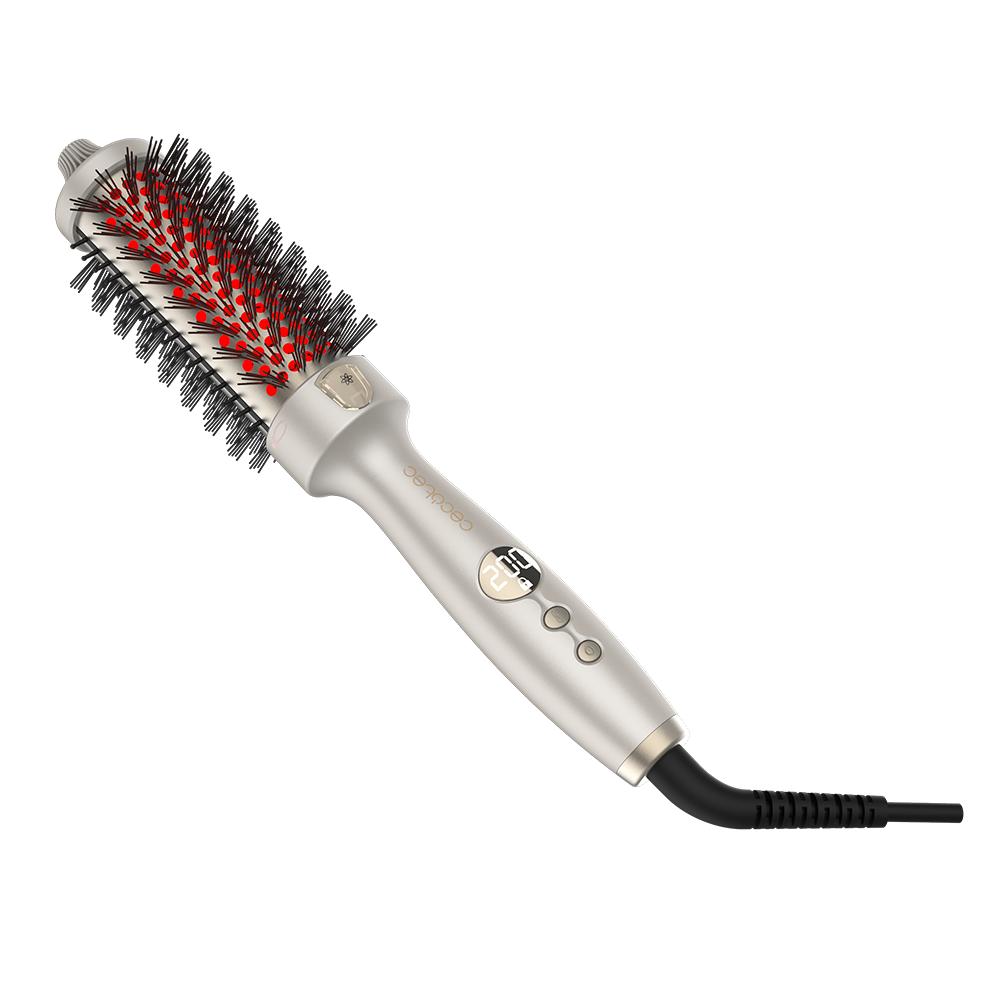 Un cepillo plateado para peinar el cabello con cerdas negras y puntas rojas. Tiene una pantalla digital y un cable de alimentación negro.