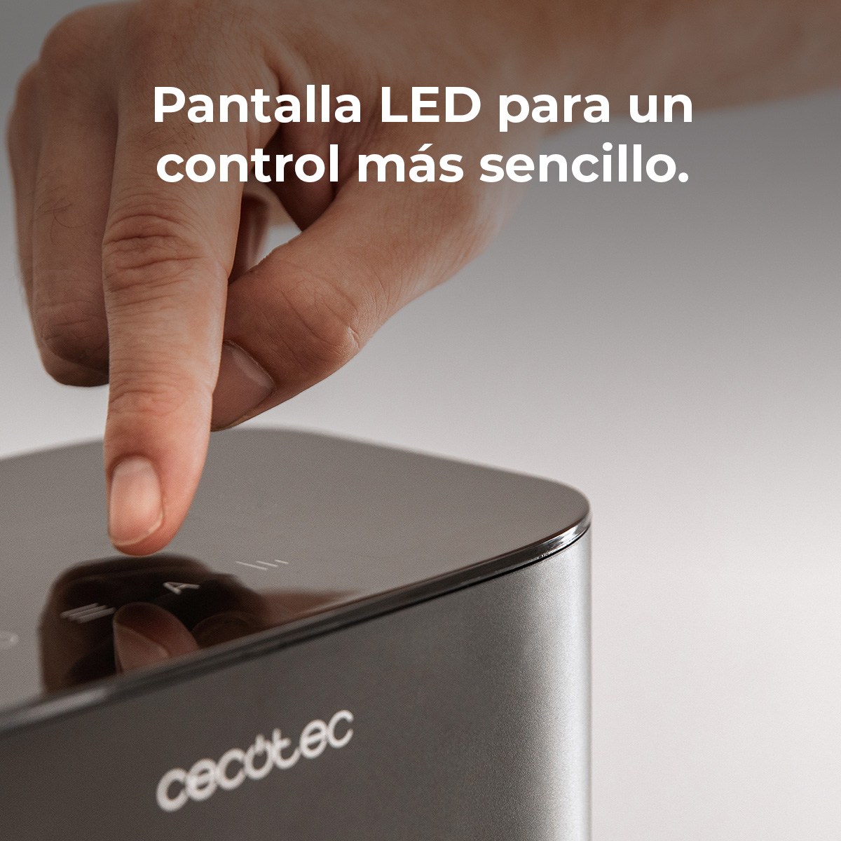 Un dedo presiona un botón en un dispositivo negro. El dispositivo tiene la marca 'Cecotec'. El texto superior dice: 'Pantalla LED para un control más sencillo'.