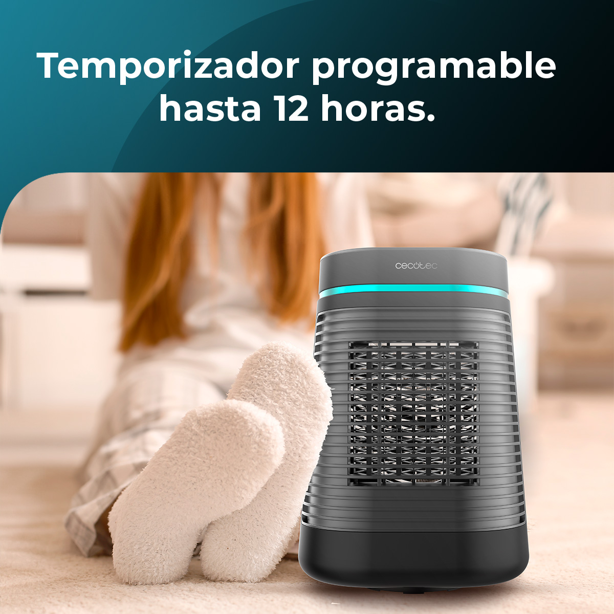 Un ventilador negro y gris con los pies de una persona en calcetines esponjosos en el fondo. El texto superior dice 'Temporizador programable hasta 12 horas'.