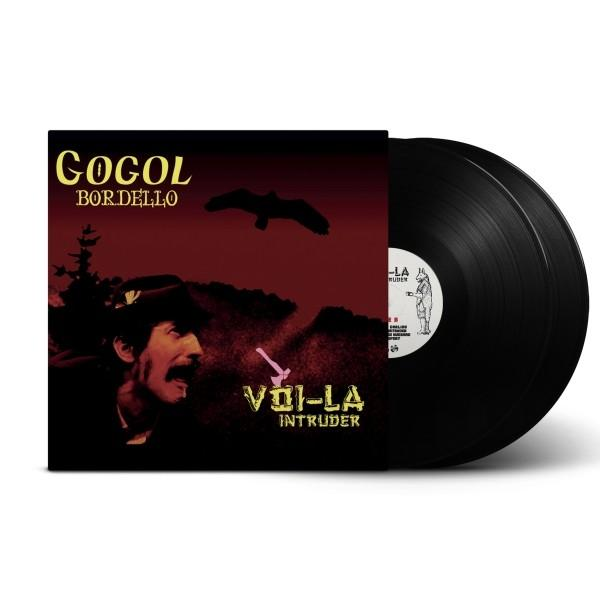 A Gogol Bordello 'Voi-La Intruder' című albumának borítója. A zenekar logóját, egy férfi arcát, egy madár sziluettjét és két fekete bakelit lemezt mutat.