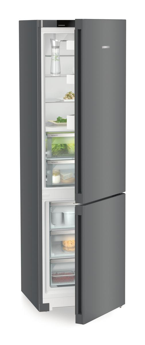Ein grauer Kühlschrank mit geöffneter Tür, der Regale mit Lebensmitteln und einen Wasserspender zeigt.