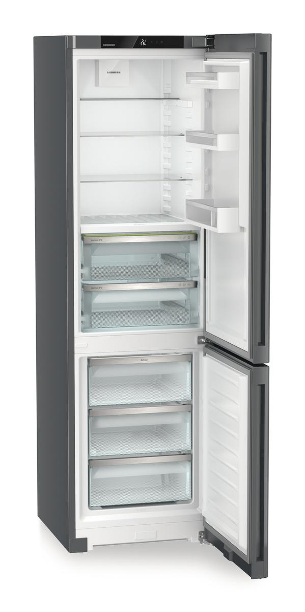 Ein silberner Liebherr-Kühlschrank mit geöffneten Türen, die Regale, Schubladen und eine Digitalanzeige freigeben. Der Innenraum ist hellweiß.