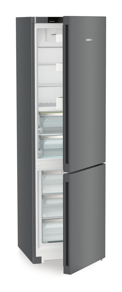 Ein grauer Liebherr-Kühlschrank mit geöffneter Tür. Im Inneren befinden sich Regale und Schubladen. Die offene Tür zeigt das Innere.
