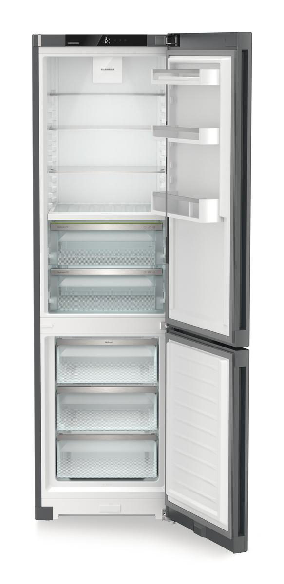 Ein Kühlschrank mit geöffneten Türen, der Regale, Schubladen und Fächer zeigt. Der Innenraum ist weiß, der Außenraum grau.