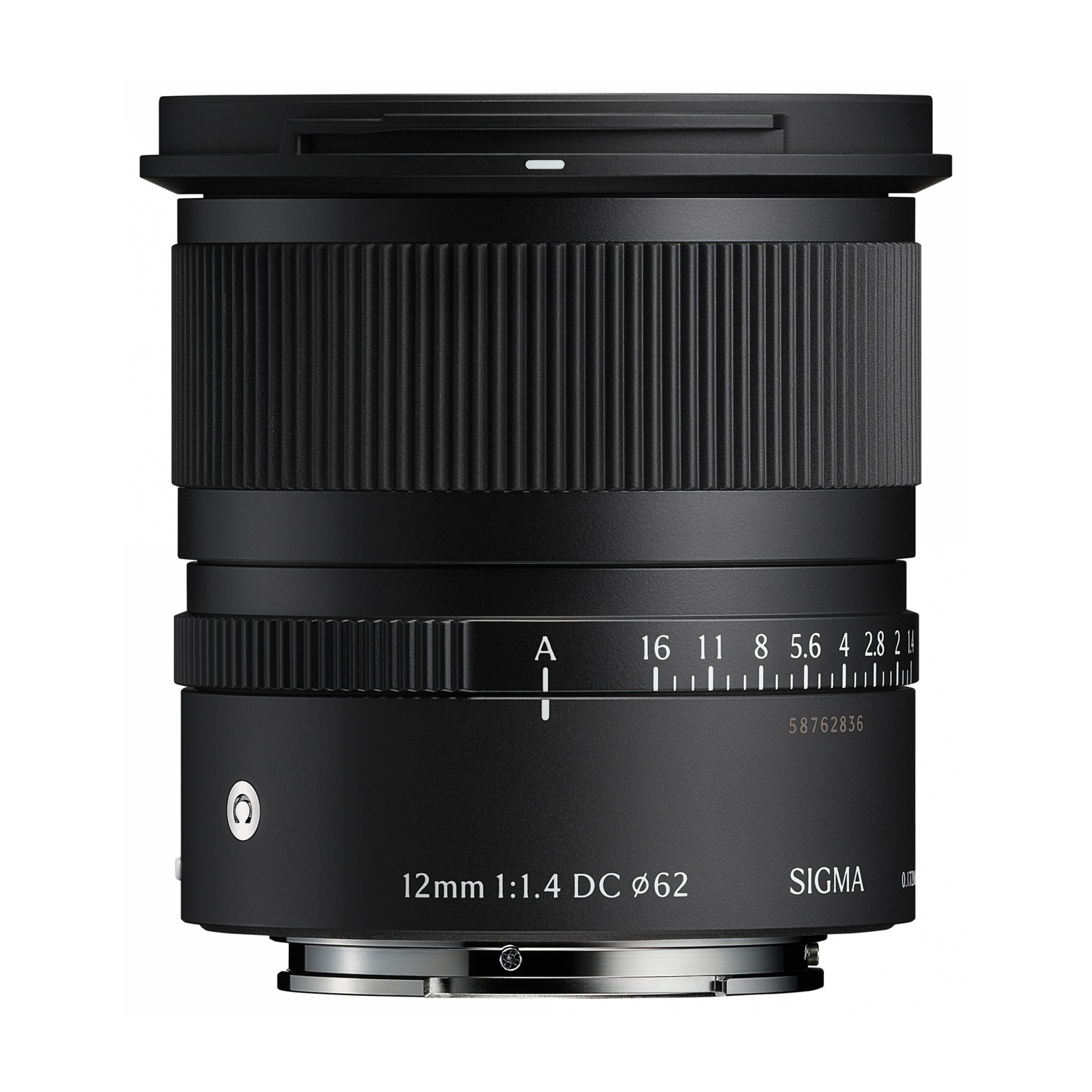 Un obiettivo Sigma 12mm f/1.4 DC nero. Ha sezioni a coste, indicatori di distanza di messa a fuoco e un anello argentato alla base. L'obiettivo è nuovo.