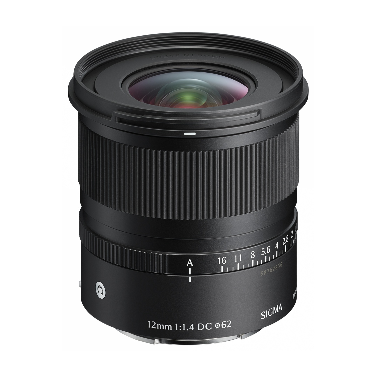 Un obiettivo Sigma 12mm f/1.4 DC nero, leggermente angolato. Ha lati a coste, indicatori di apertura e una ghiera di messa a fuoco. L'obiettivo è nuovo.