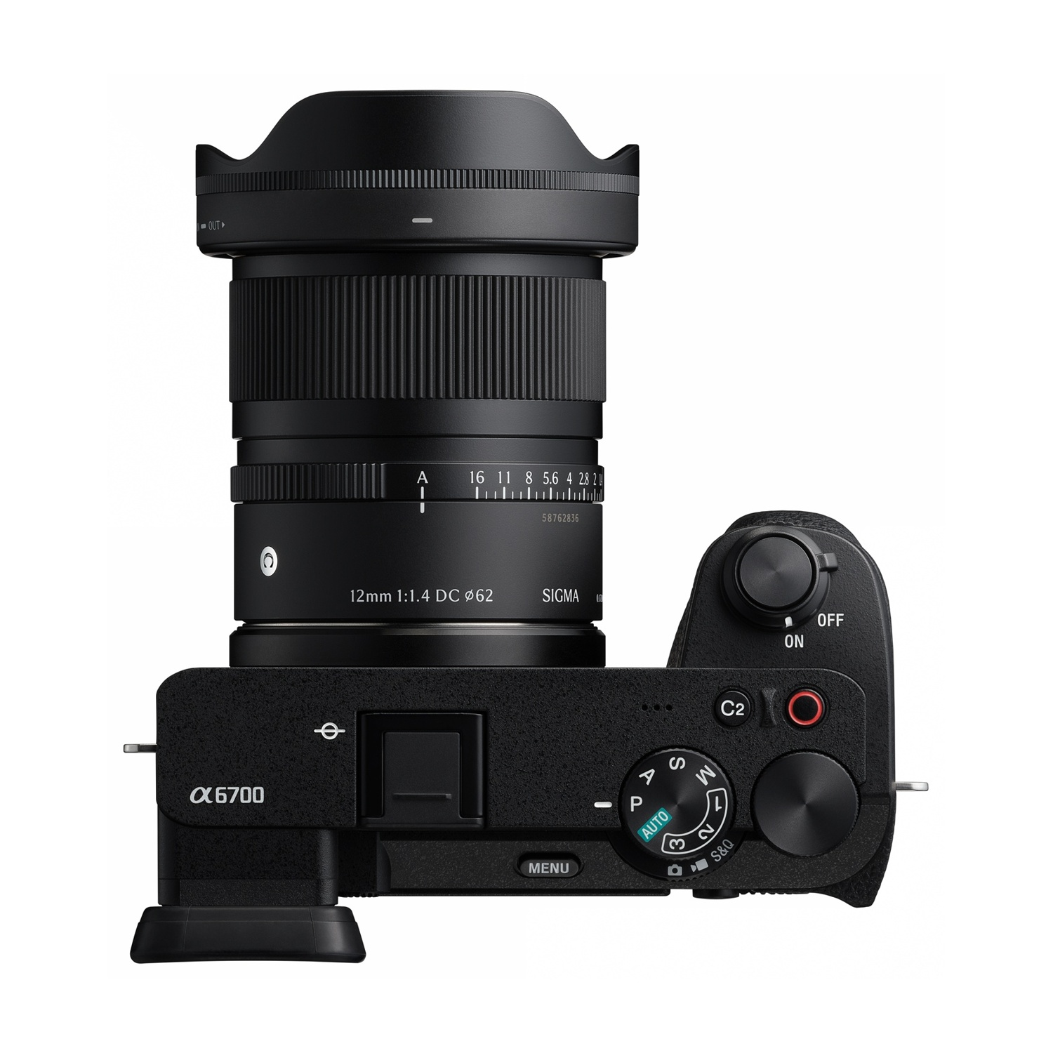 Fotocamera nera con obiettivo, etichettata 'α6700' e 'SIGMA 12mm'. I controlli includono ghiere e pulsanti.