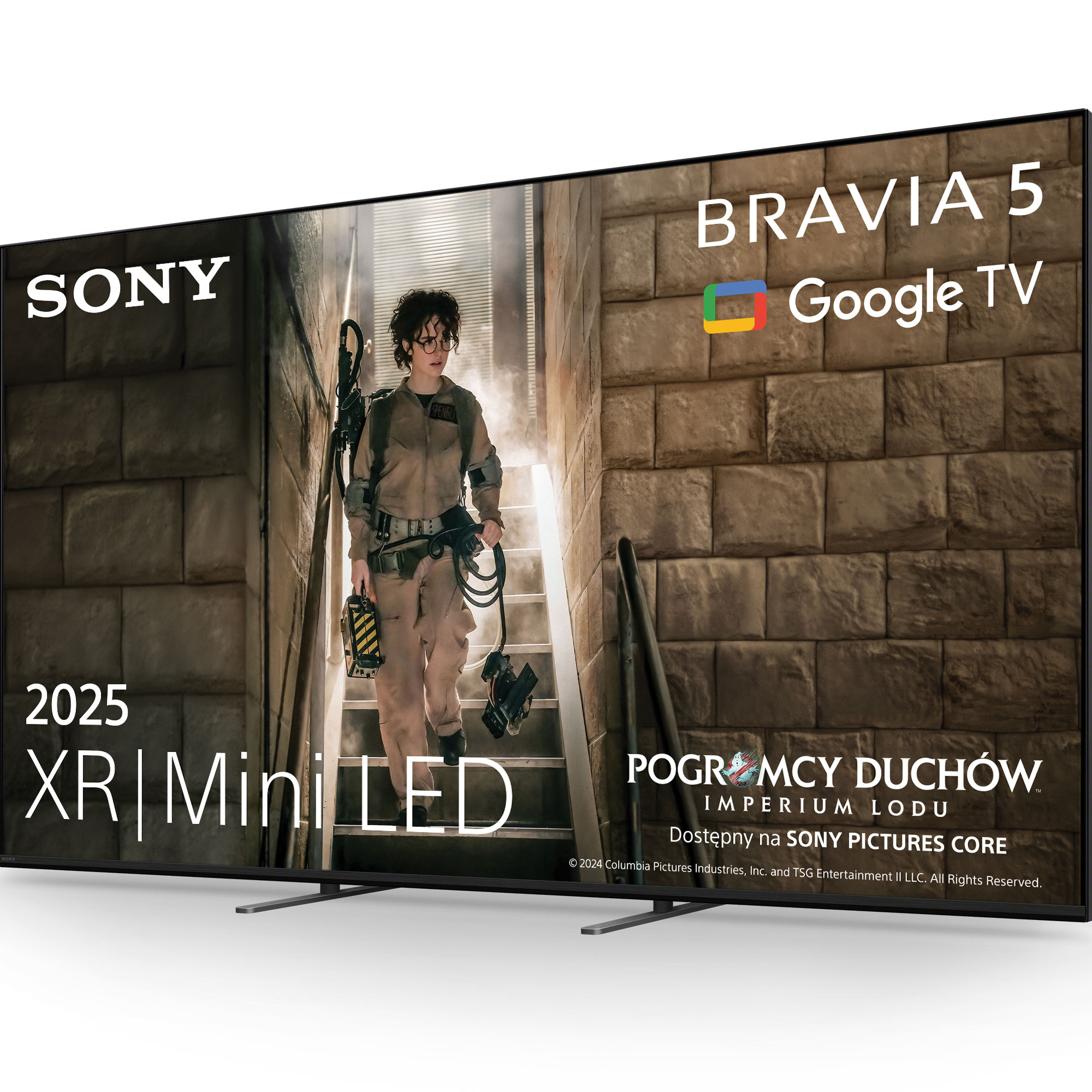 Kobieta w stroju Pogromcy Duchów stoi na schodach przed telewizorem Sony z reklamą filmu.