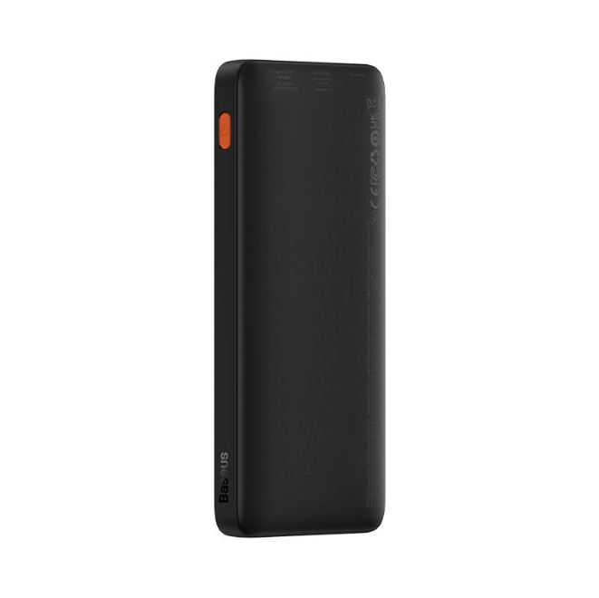 Siyah Baseus powerbank. Yan tarafta turuncu güç düğmesi. Beyaz arka plan. Metin ve semboller yüzeye basılmıştır.