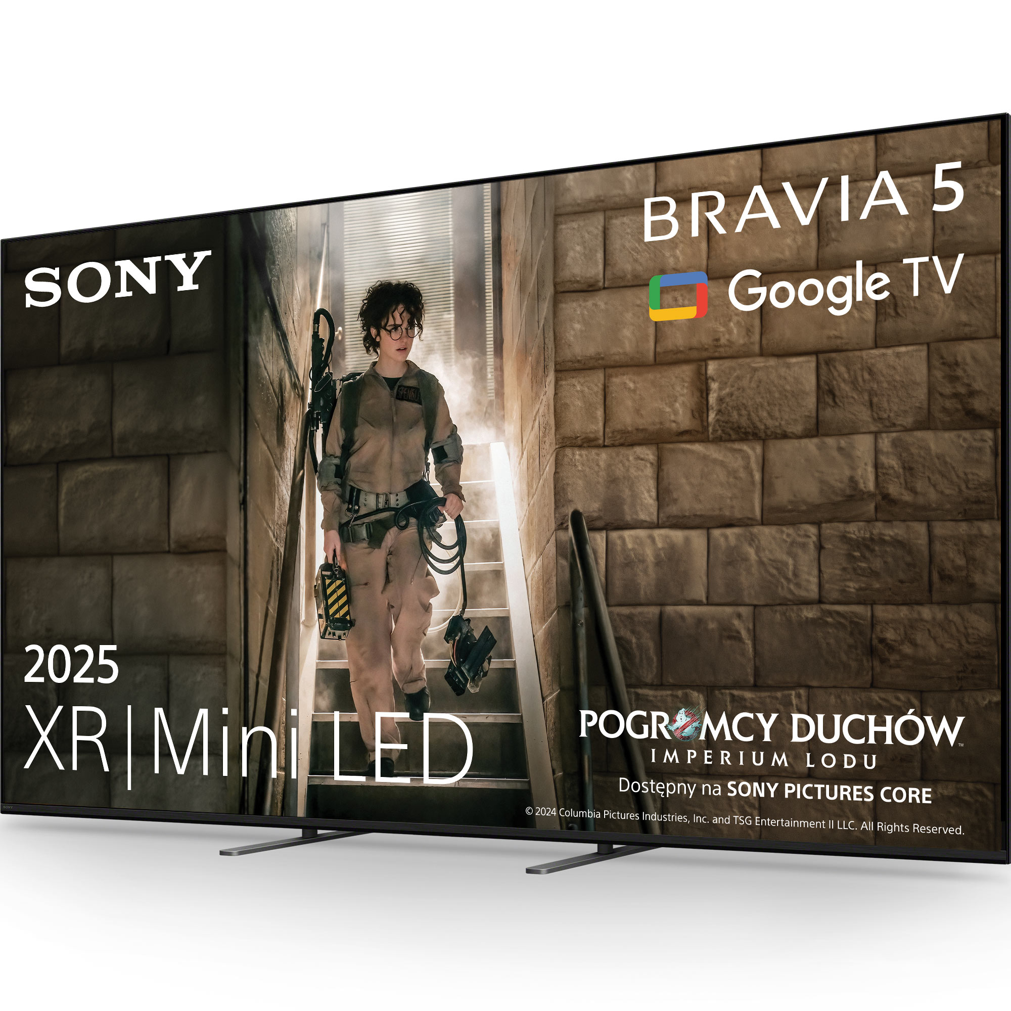 Telewizor Sony Bravia wyświetla obraz Pogromców Duchów. Osoba w mundurze Pogromców Duchów schodzi po schodach.
