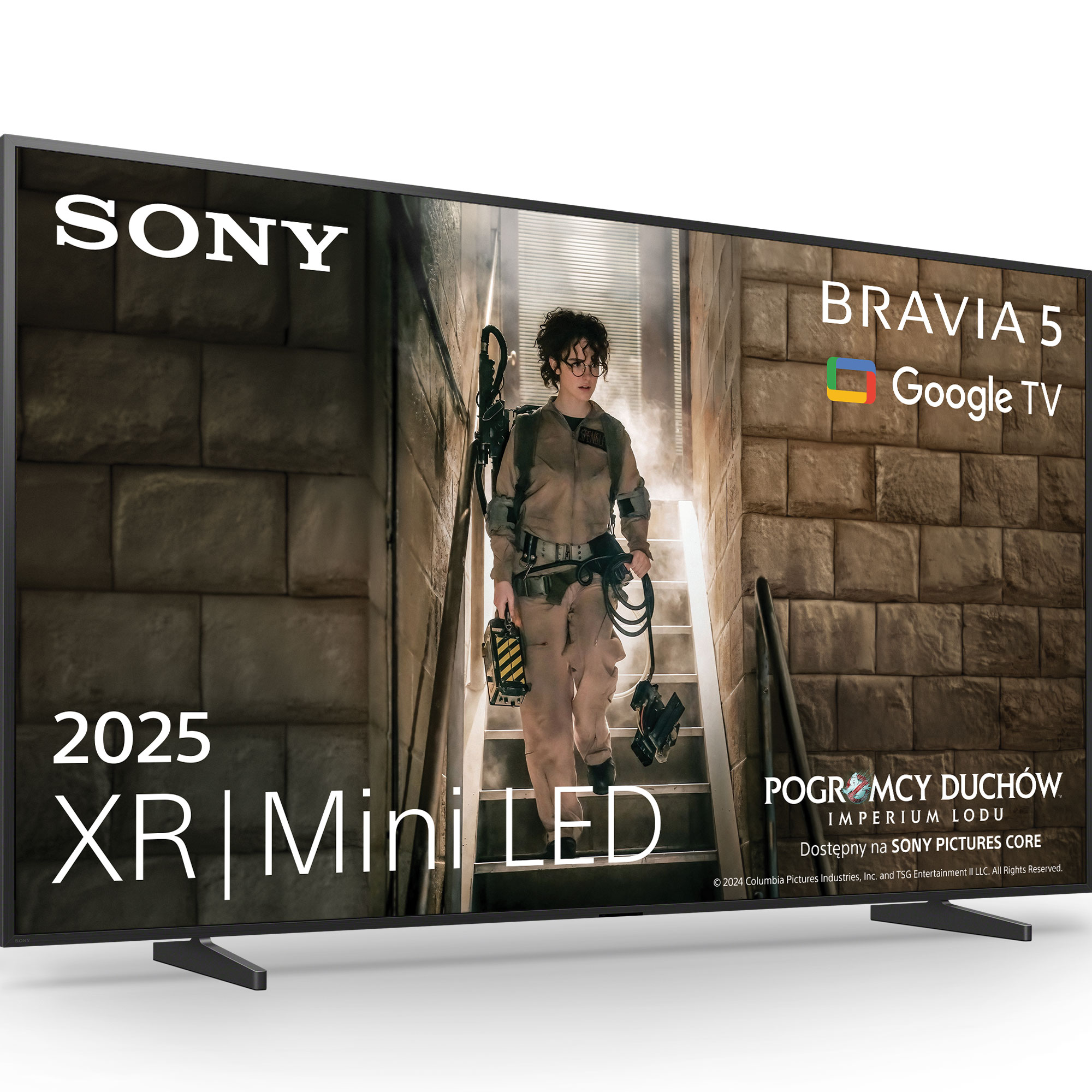 Telewizor Sony wyświetla scenę z Ghostbusters. Osoba w kombinezonie schodzi po schodach. Telewizor ma napis: BRAVIA 5, 2025, XR Mini LED.
