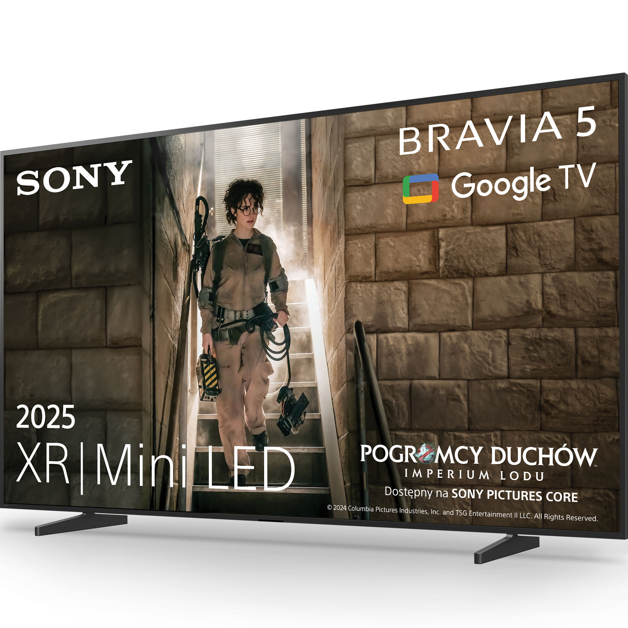 Telewizor Sony Bravia 5 wyświetla scenę z Ghostbusters. Osoba w mundurze schodzi po schodach, trzymając sprzęt. Ceglane tło.