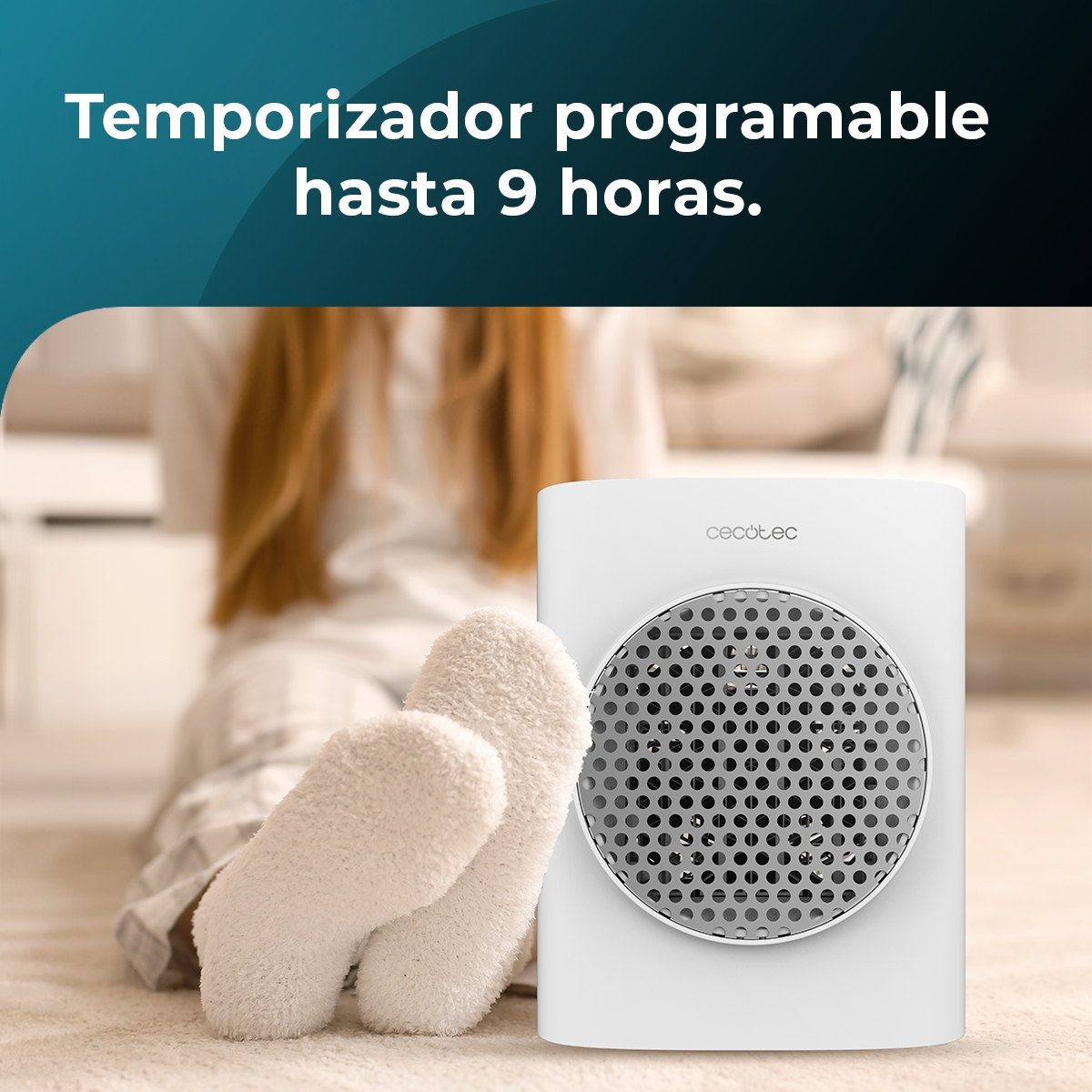 Un calentador blanco con rejilla redonda está en el suelo. Una persona lleva calcetines. Arriba dice 'Temporizador programable hasta 9 horas'.