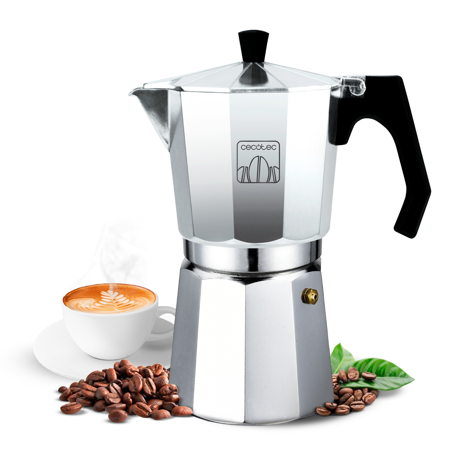 Una cafetera metálica con asa negra, una taza de café con leche con granos de café y hojas verdes sobre fondo blanco.
