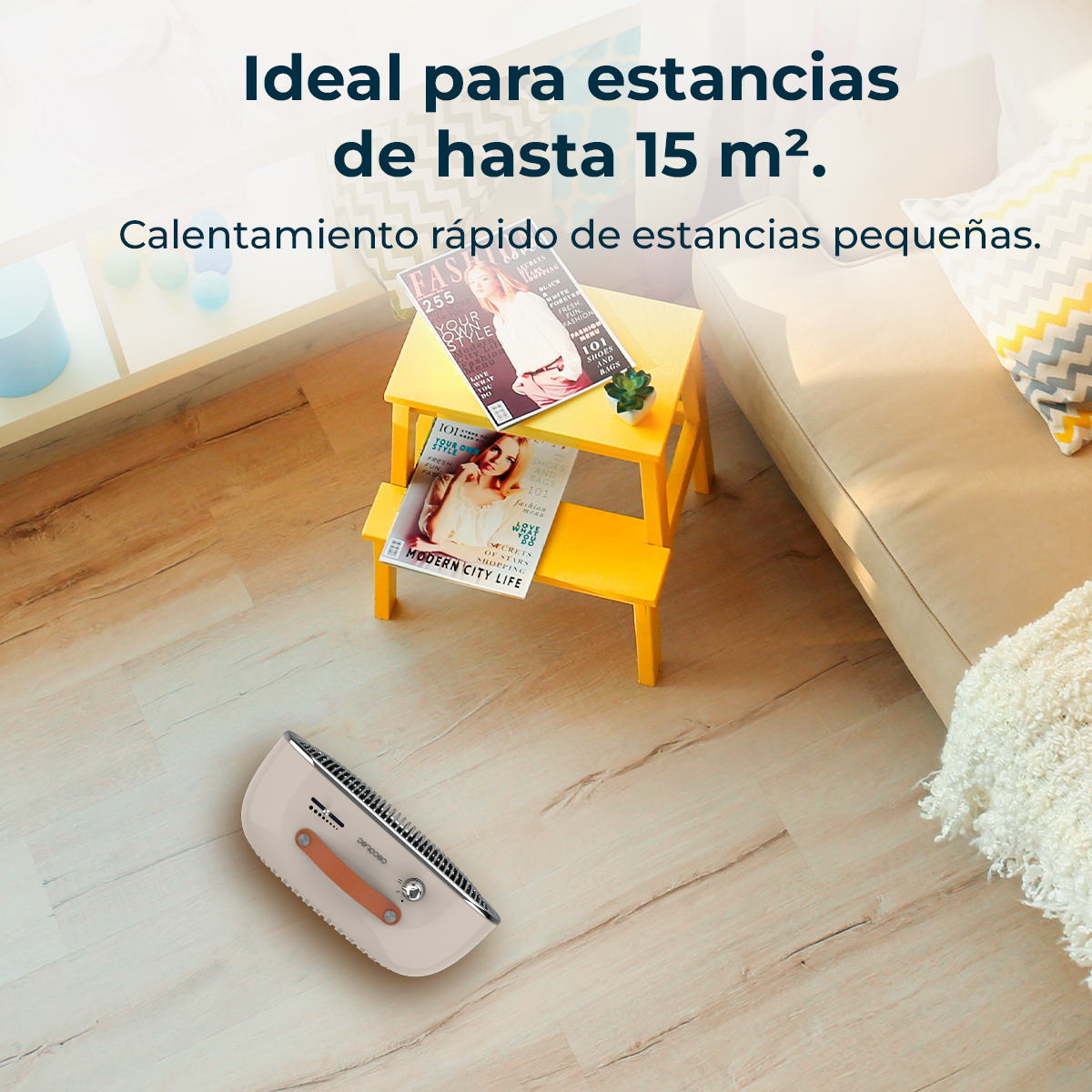 Un dispositivo de calefacción beige y marrón descansa sobre un suelo de madera. Un taburete amarillo tiene revistas. Un sofá y una almohada están al fondo.