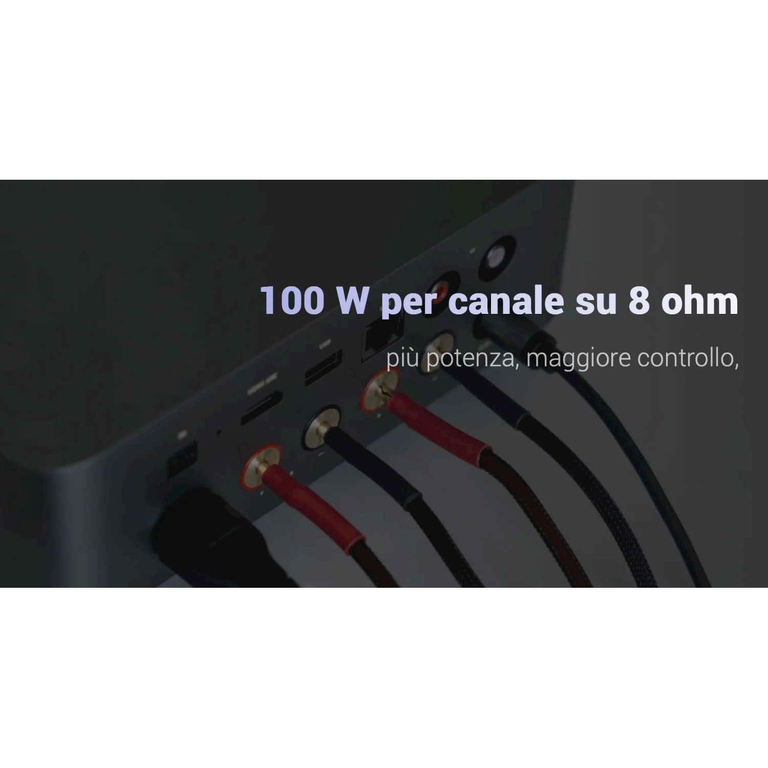 Primo piano di un dispositivo audio con vari cavi collegati. Il testo recita '100 W per canale su 8 ohm'. Cavi rossi, neri e marroni visibili.