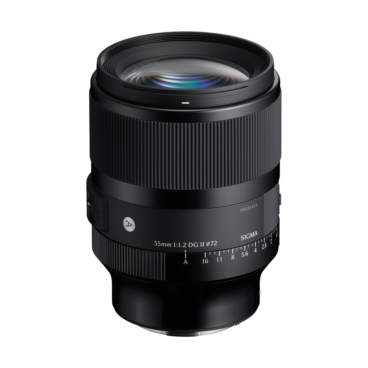 Un obiettivo per fotocamera Sigma 35mm f/1.2 DG II nero. L'obiettivo ha lati scanalati, segni e un elemento di lente in vetro visibile.