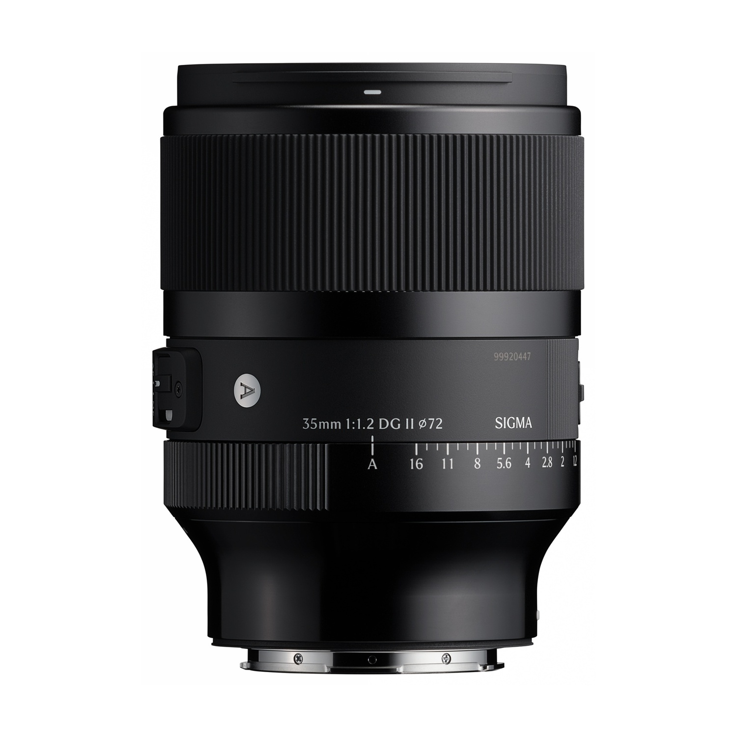Un obiettivo per fotocamera Sigma da 35 mm nero. Ha un anello di apertura, una scala di distanza e vari segni. L'obiettivo è su sfondo bianco.